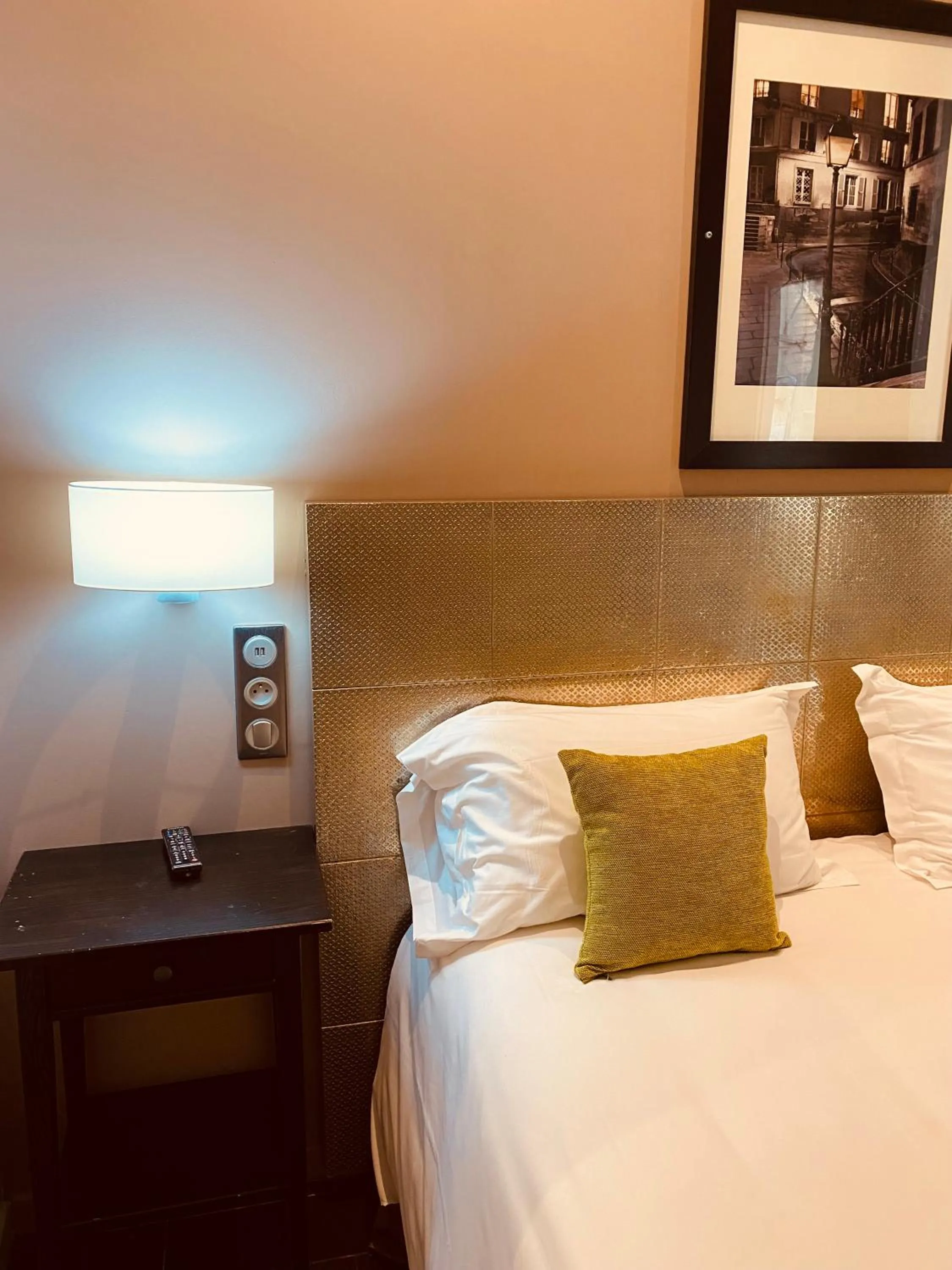 Bedroom, Bed in Hotel Chabrol Opera