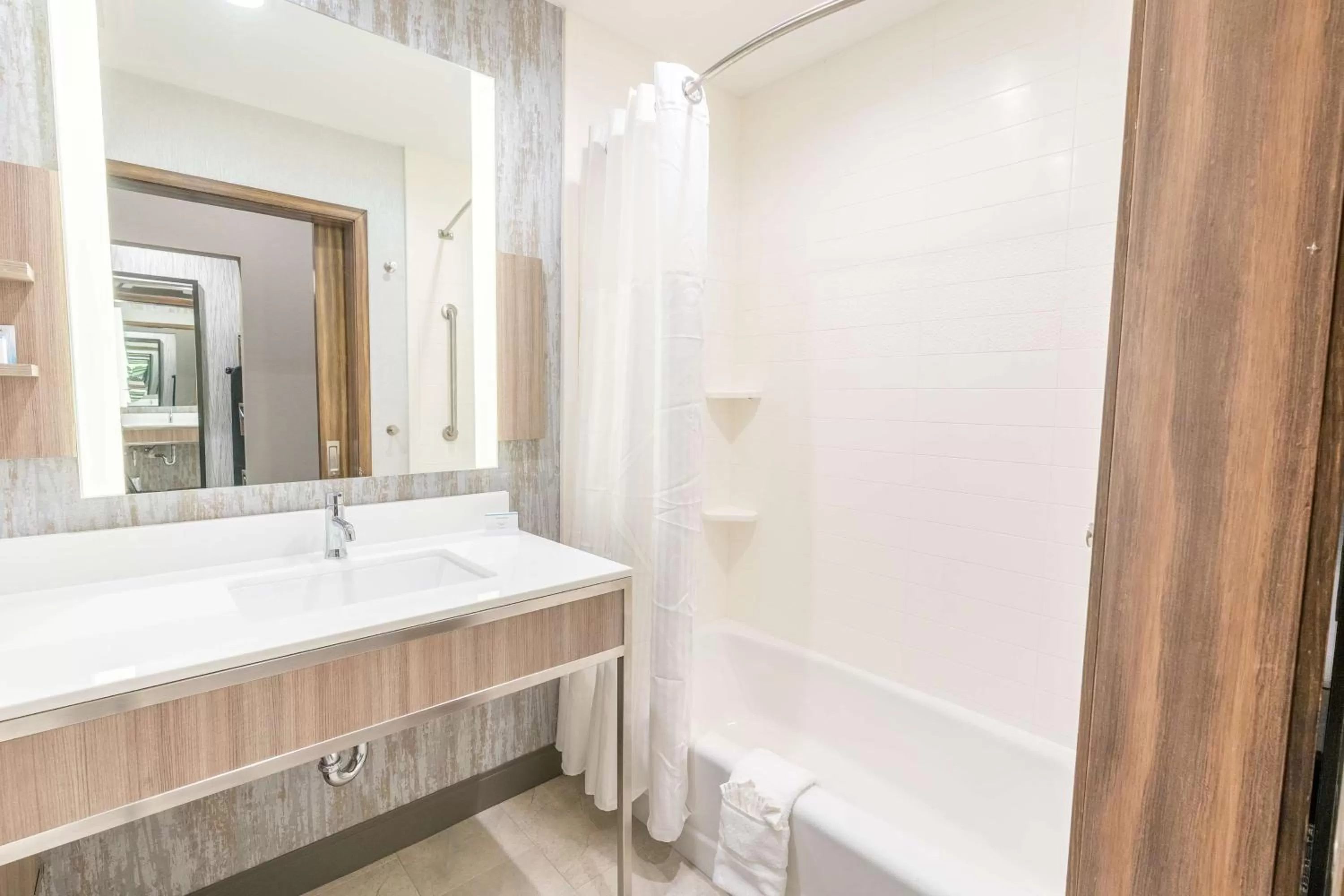 Bathroom, Bed in Hilton Garden Inn Wichita Downtown, Ks