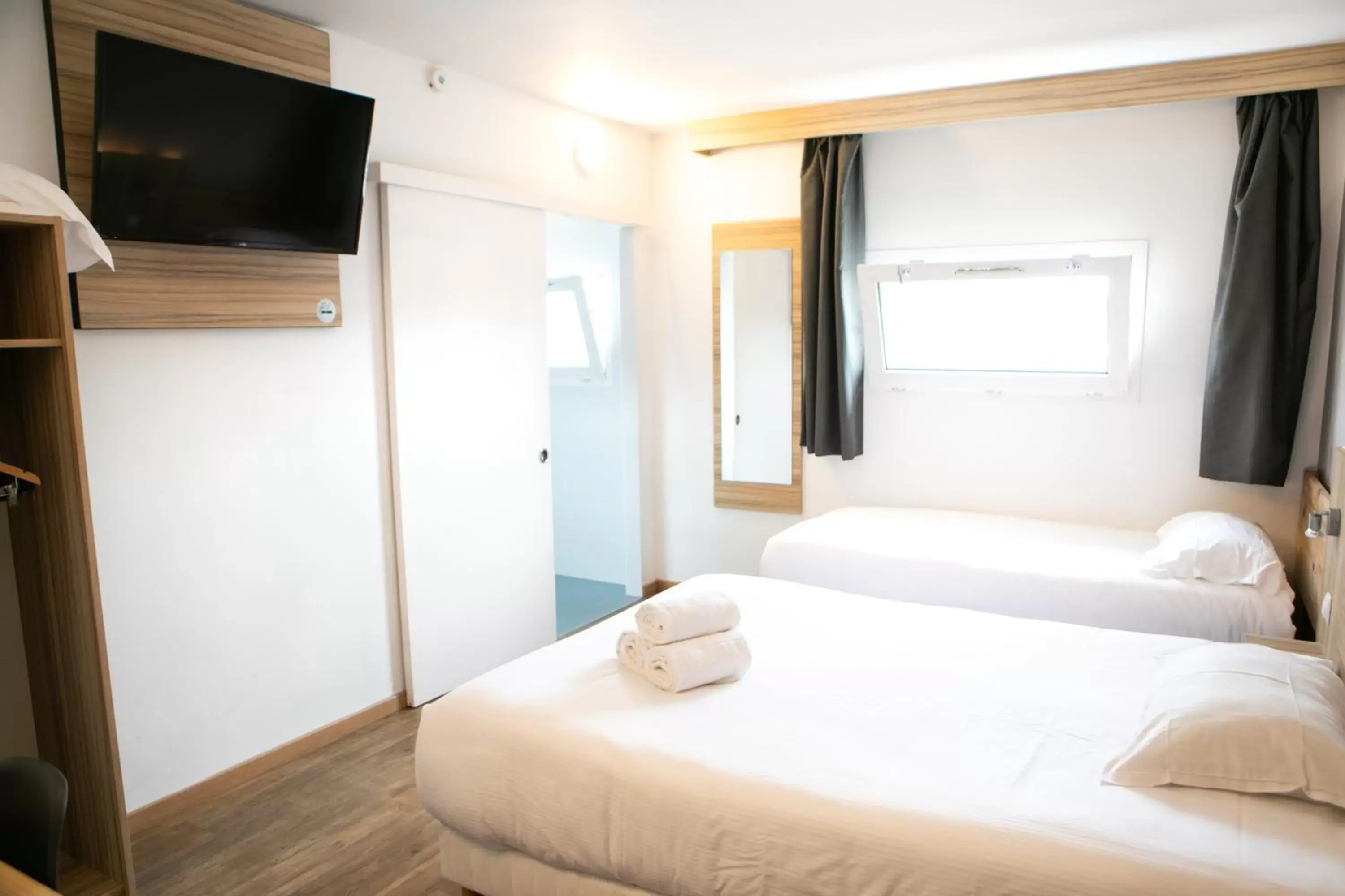 Double Room - Disability Access in Best Hotel Bordeaux Sud Double Room - Disability Access in Best Hotel Bordeaux Sud