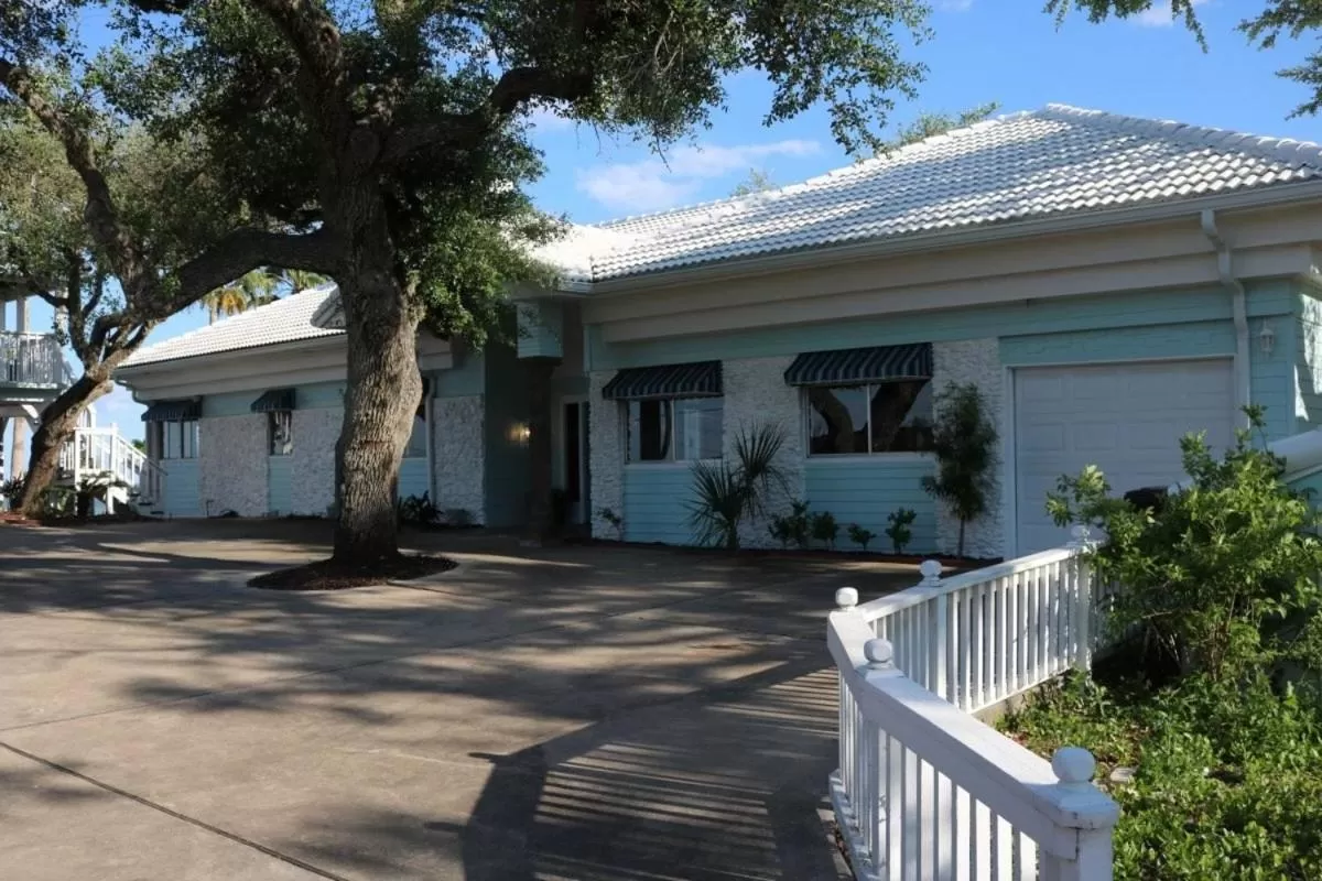 D&R Pelican Bay Resort