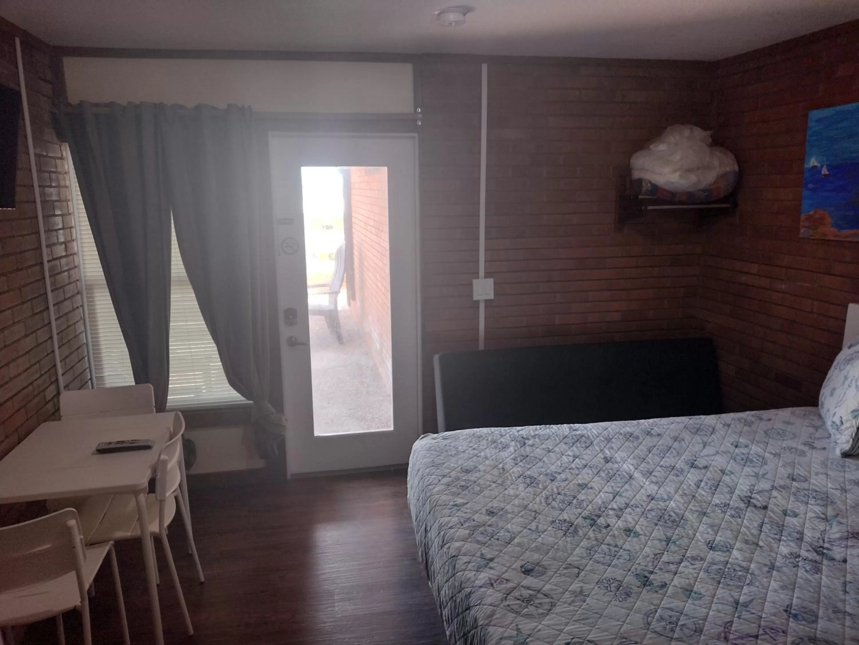 Photo of the whole room, Bed in Belles Sea Inn