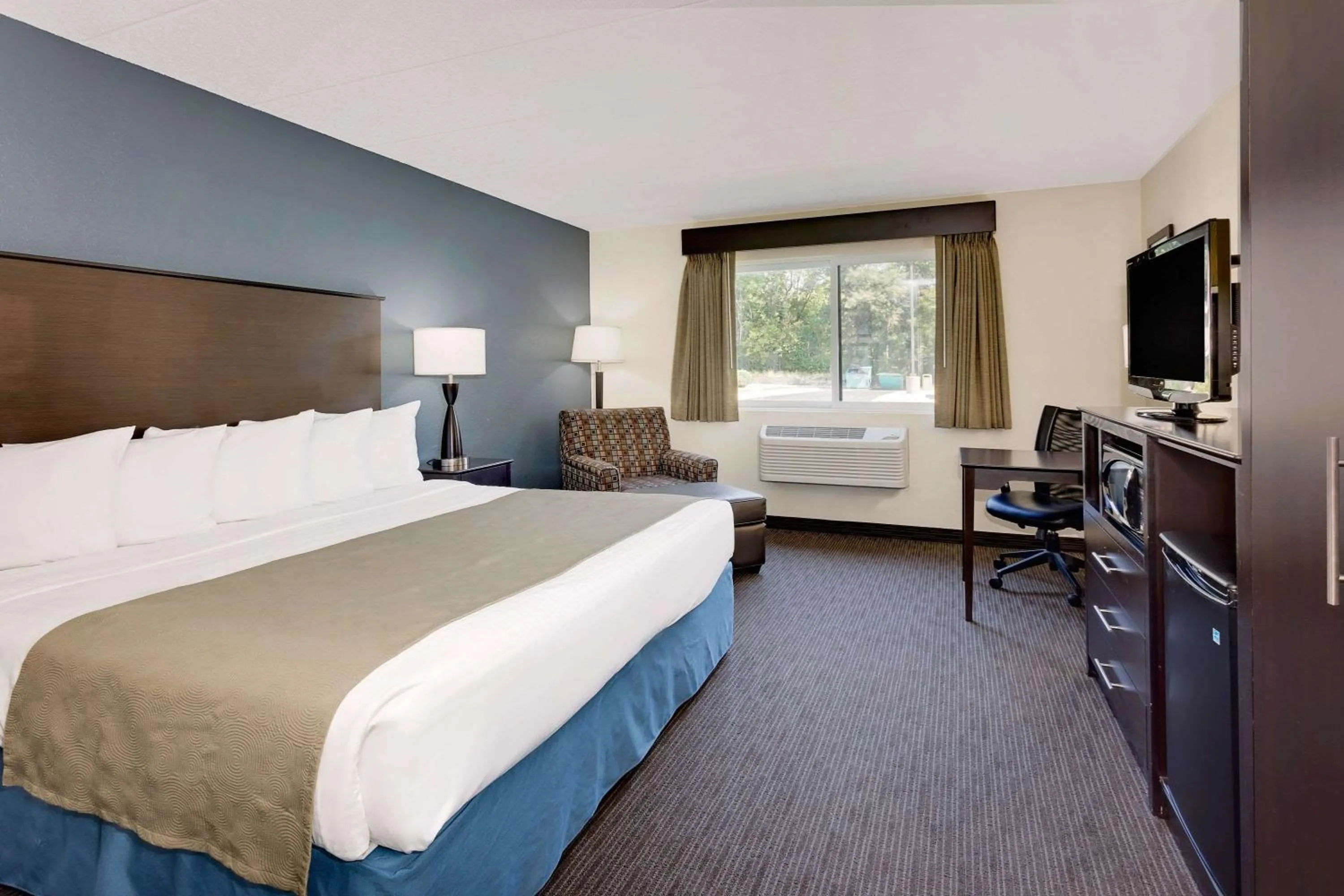 Photo of the whole room, Bed in Baymont by Wyndham Owatonna