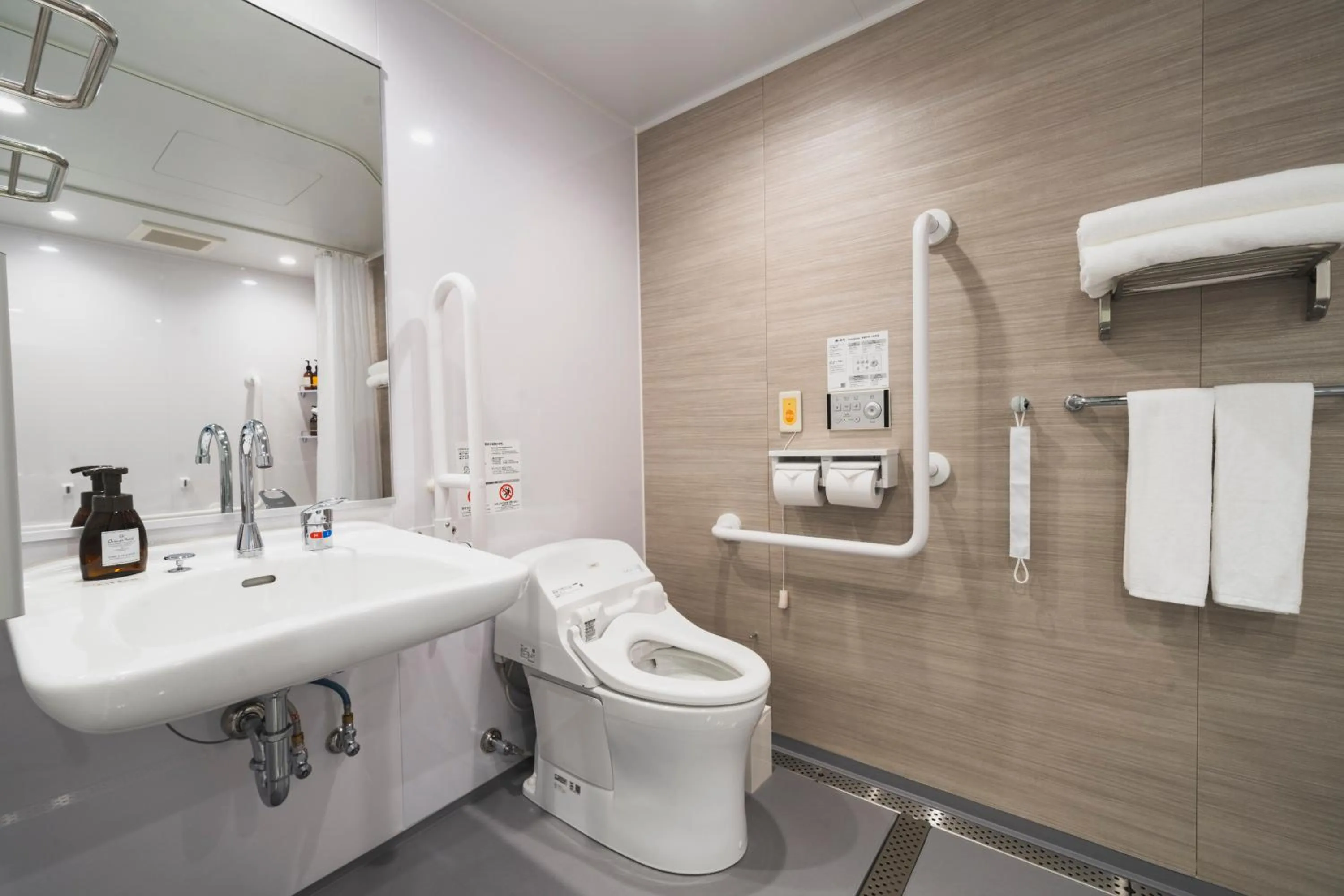 Bathroom in Rembrandt Style Naha