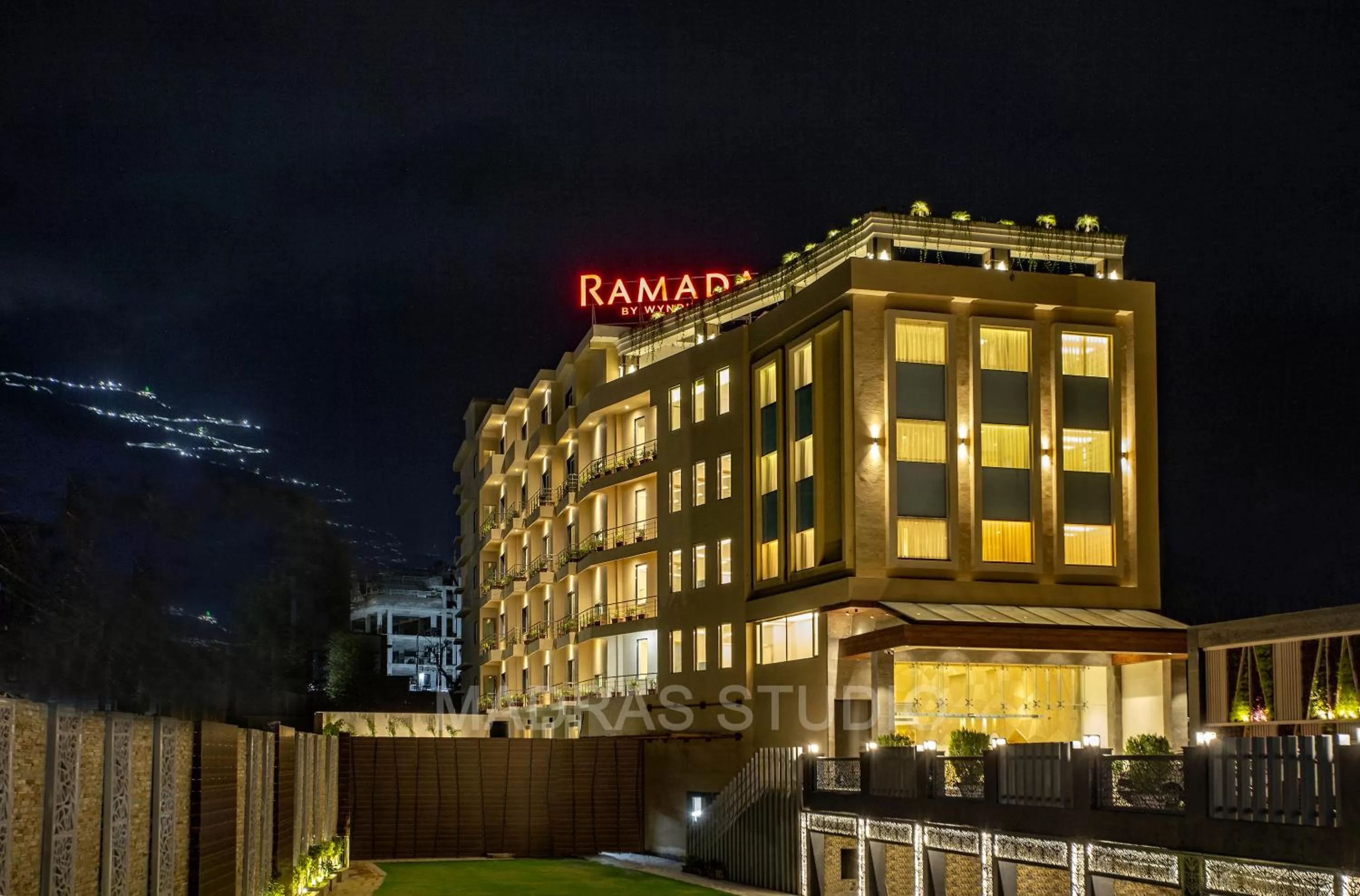 Facade/entrance in Ramada by Wyndham Katra Station Road
