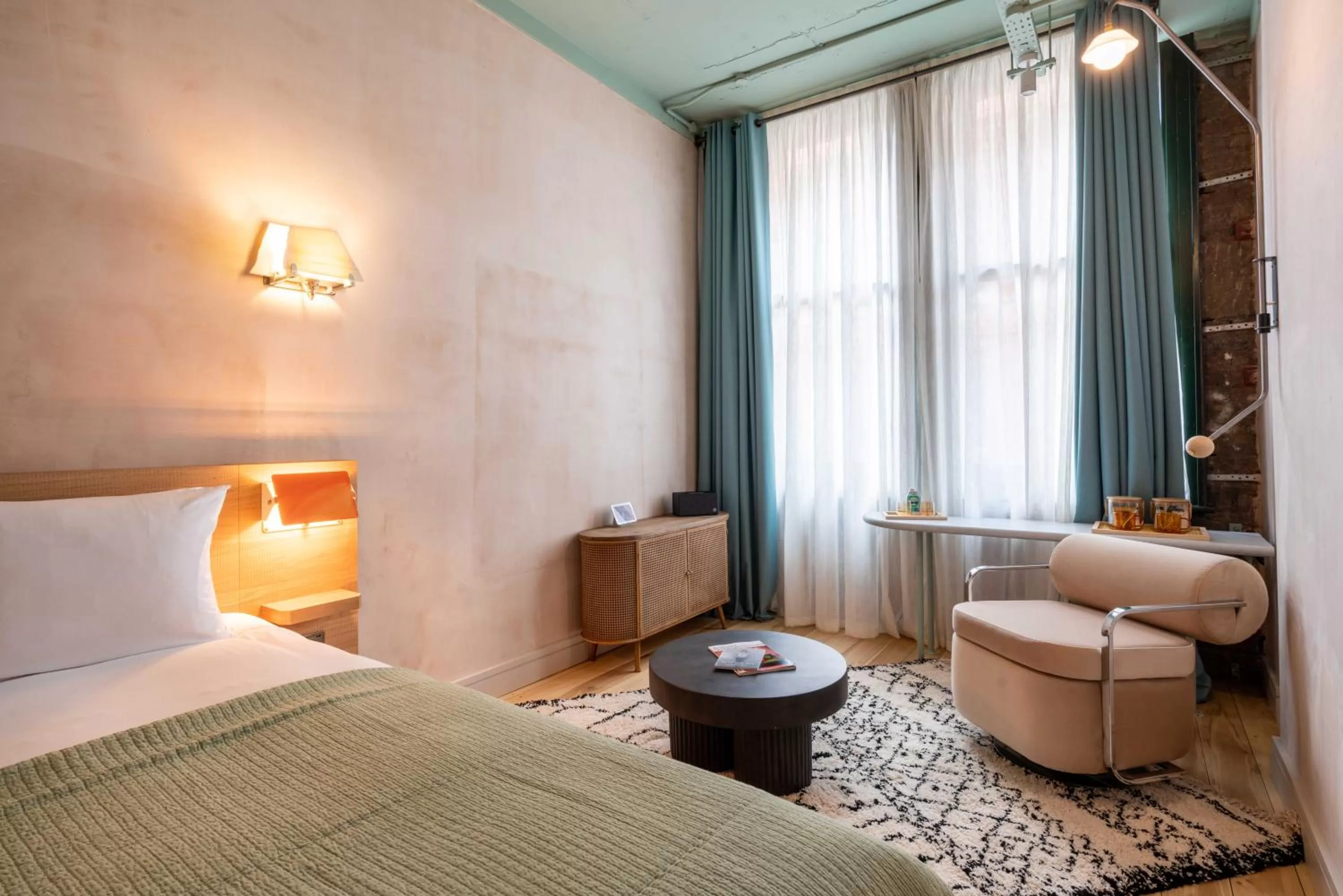 Seating area, Bed in The Alan