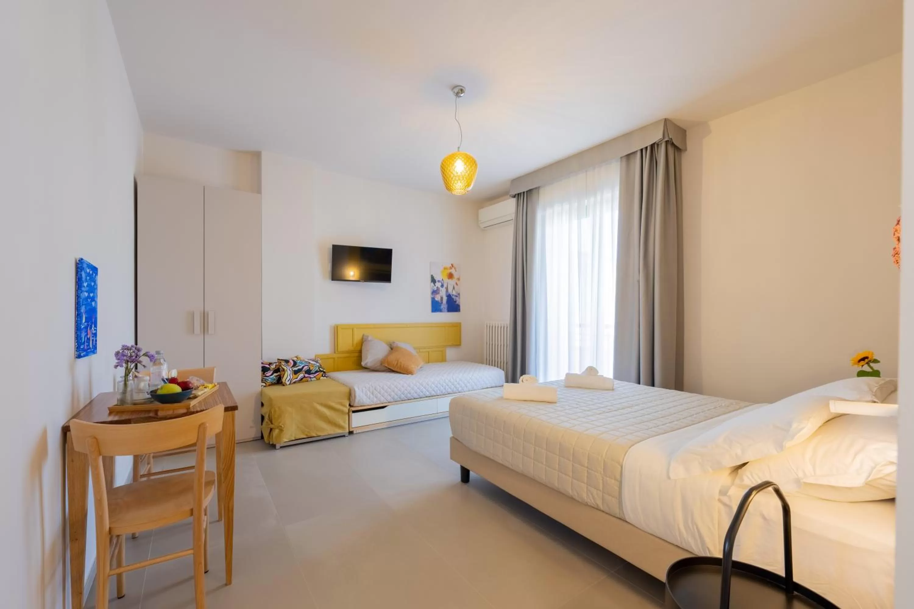 Photo of the whole room, Bed in Dea Suite Room