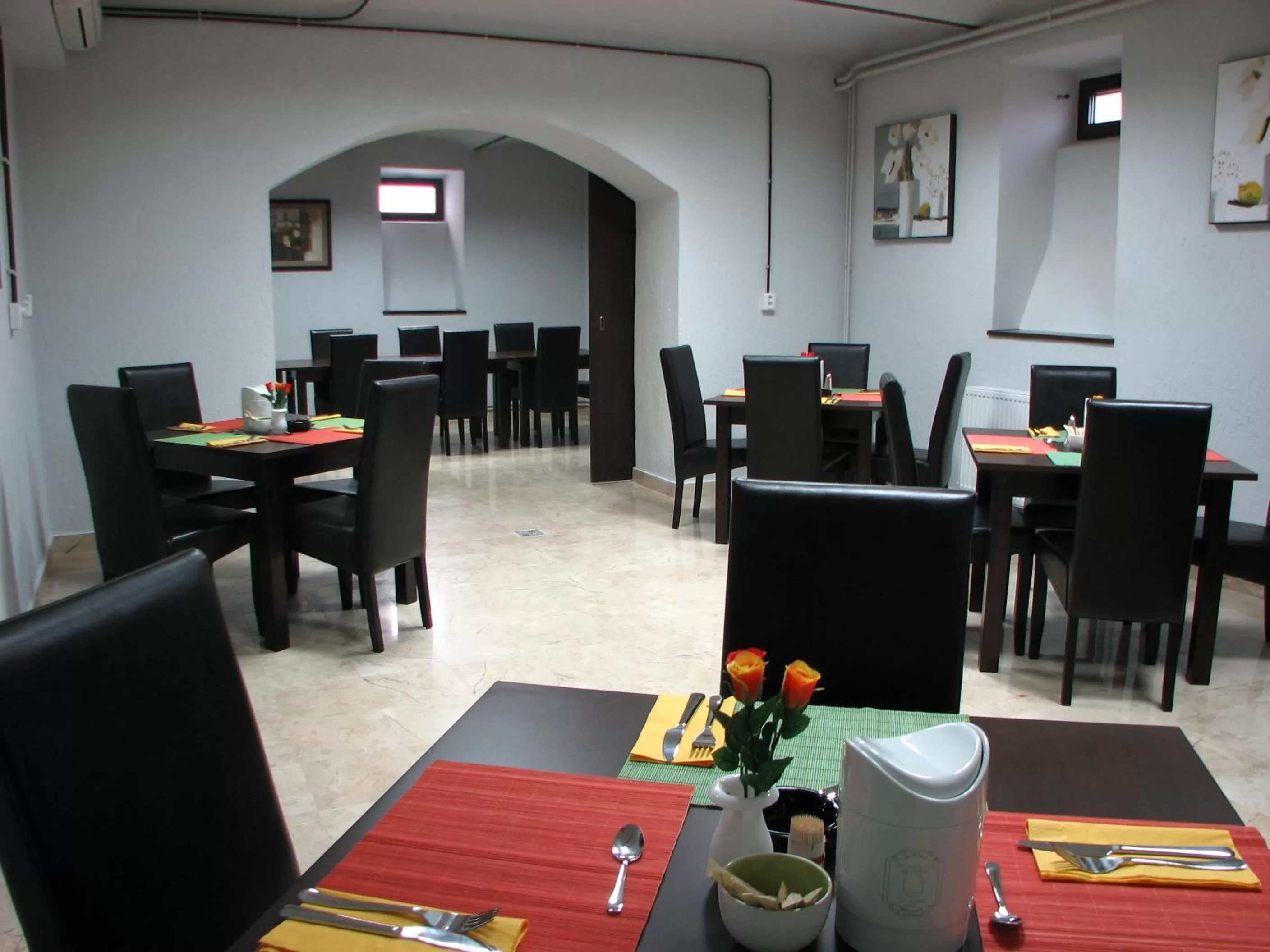 Restaurant/places to eat in Atrium Hotel Ateneu City Center