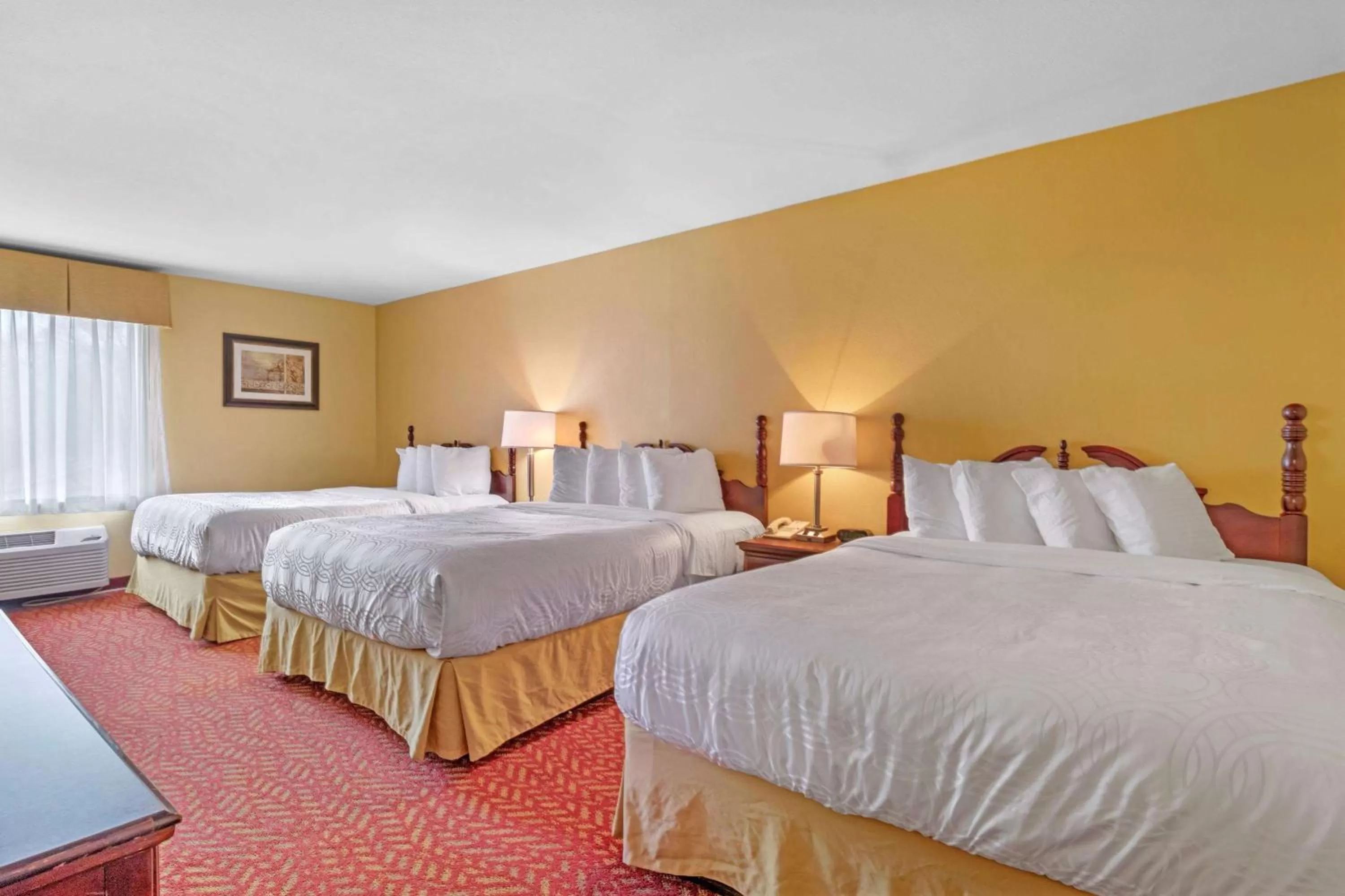 Photo of the whole room, Bed in Best Western Clearlake Plaza
