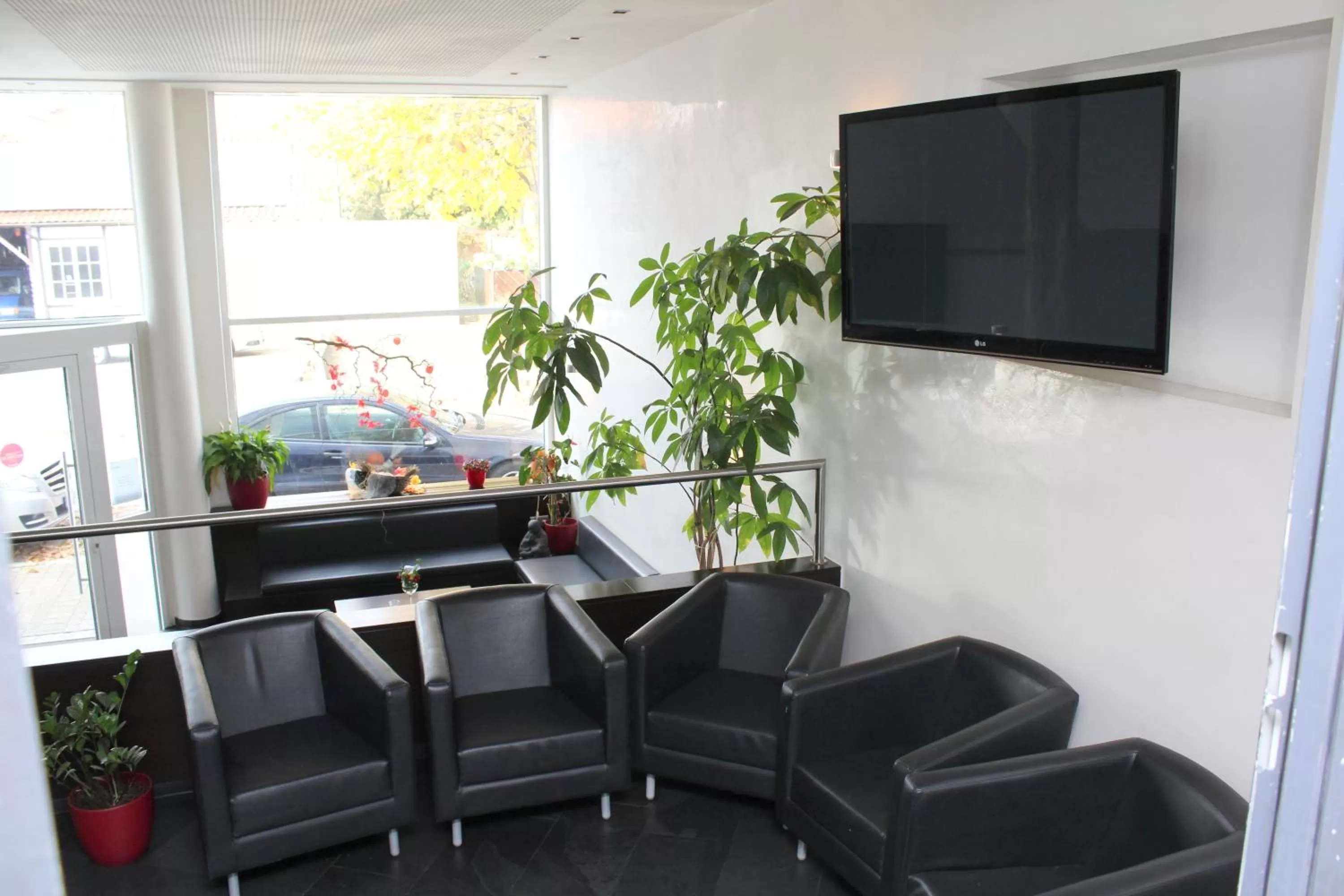 Communal lounge/ TV room in Hotel am Hirschgarten