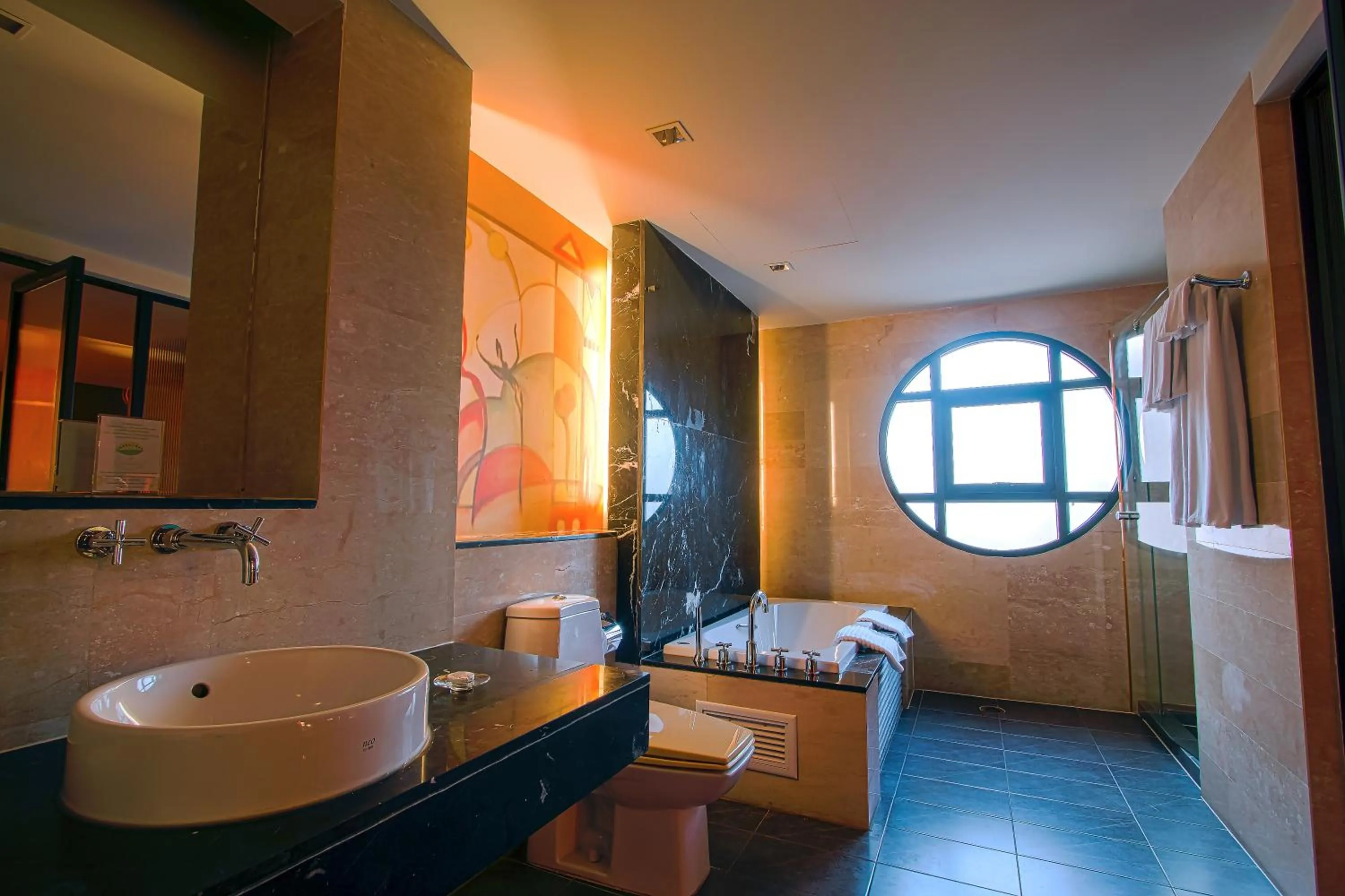 Shower, Bed in Long Beach Garden Hotel & Pavilions