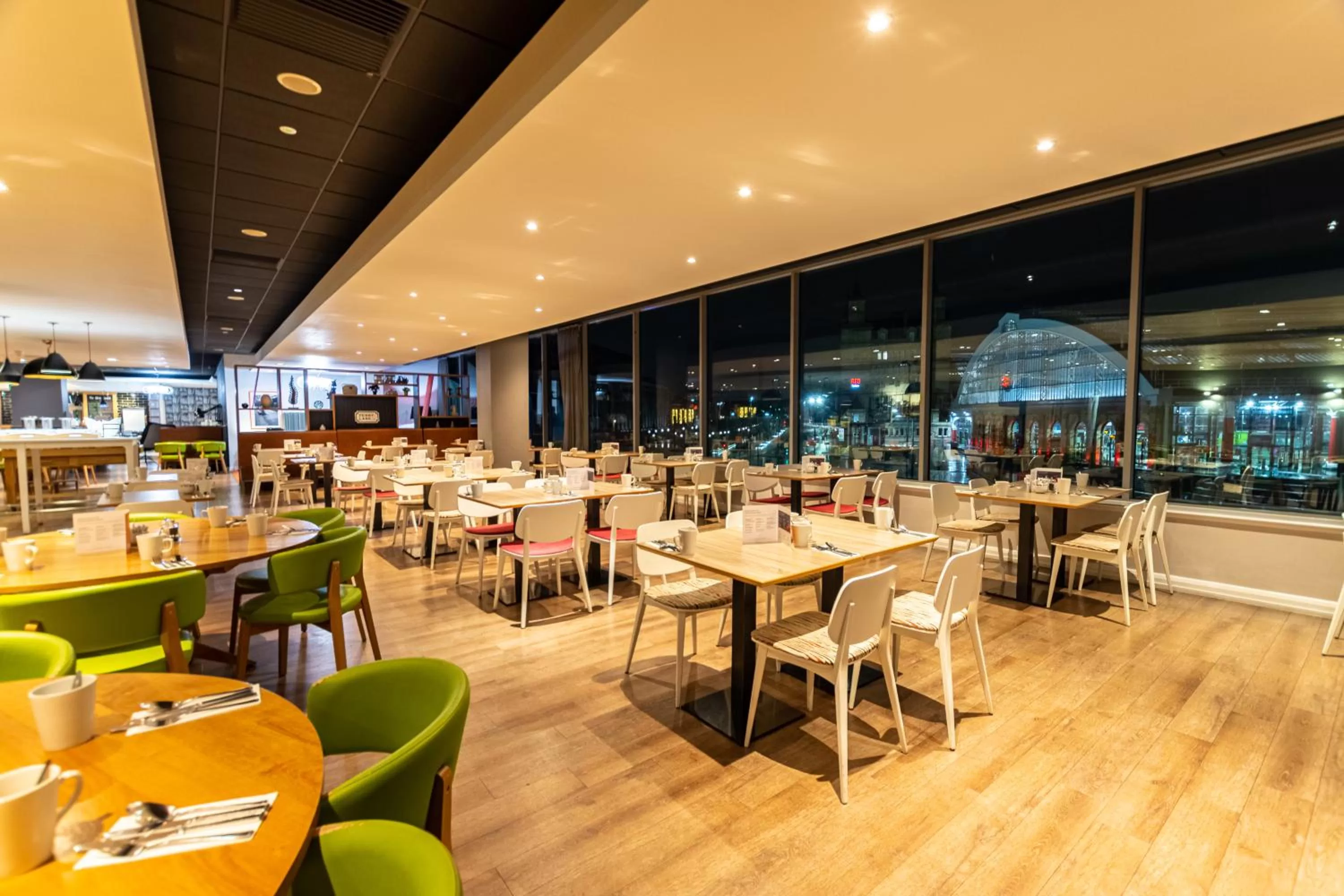 Restaurant/places to eat in Holiday Inn Liverpool City Centre by IHG