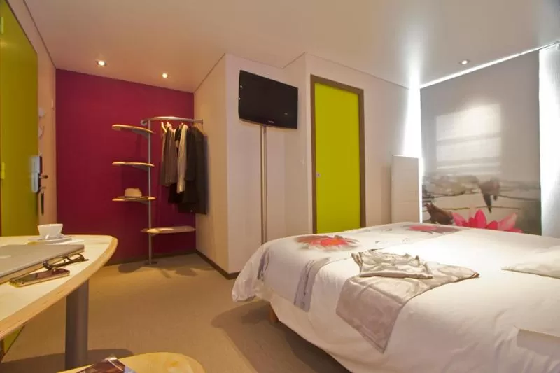 Photo of the whole room, Bed in Logis Hôtel Novalis Quimperlé