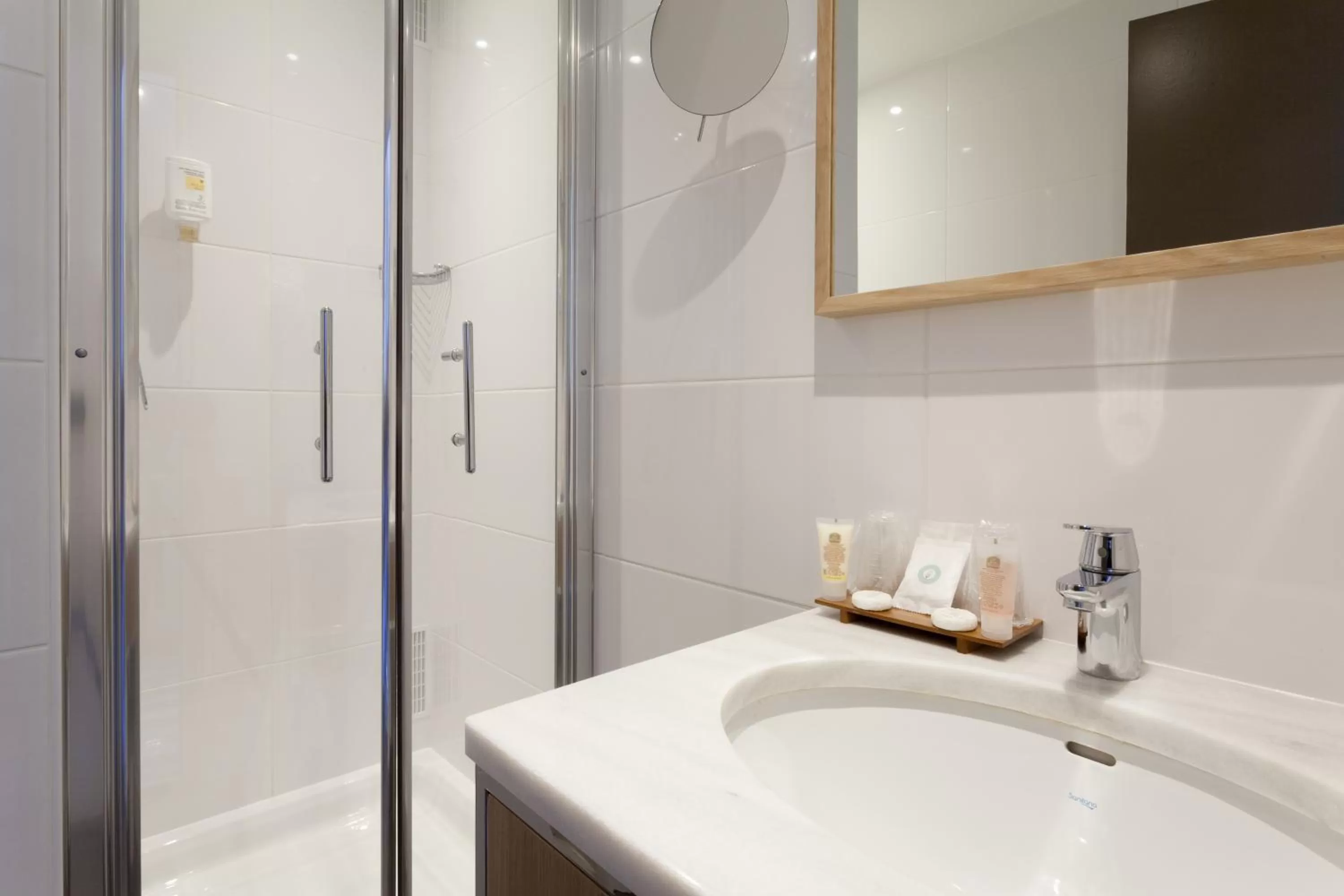 Bathroom in Hotel Kaijoo by HappyCulture