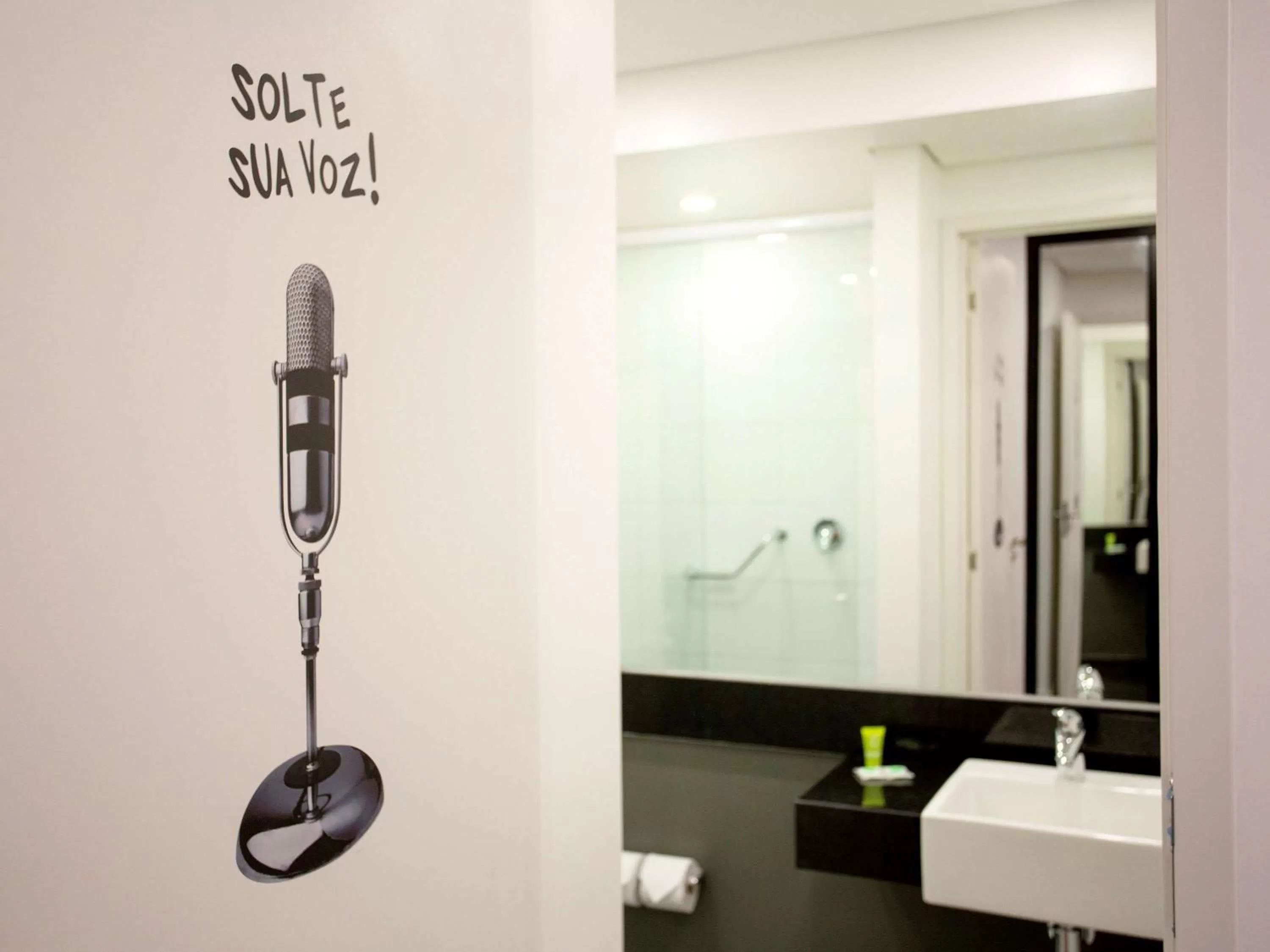 Shower in ibis Styles Taubate