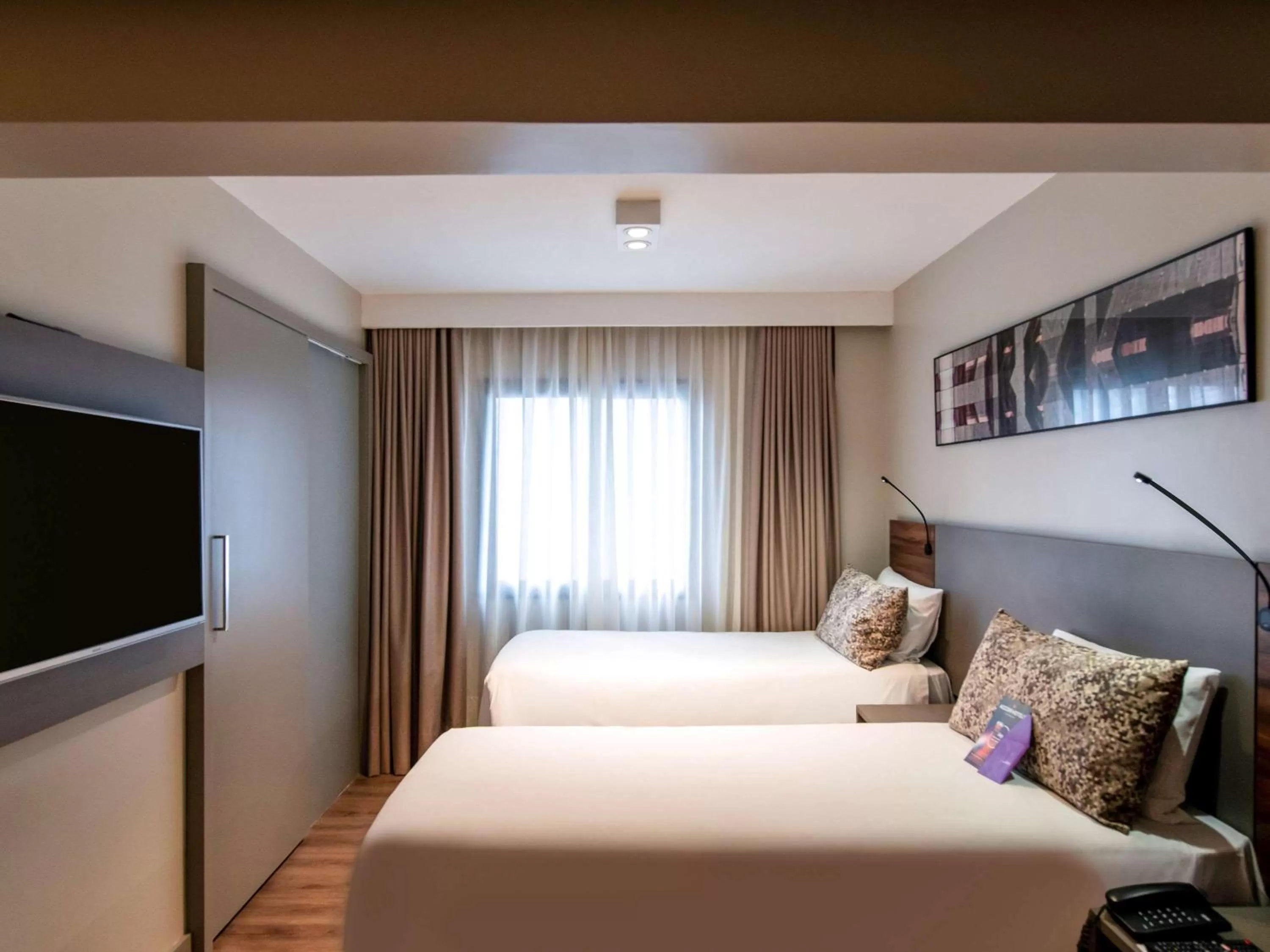 Photo of the whole room, Bed in Mercure Curitiba Batel