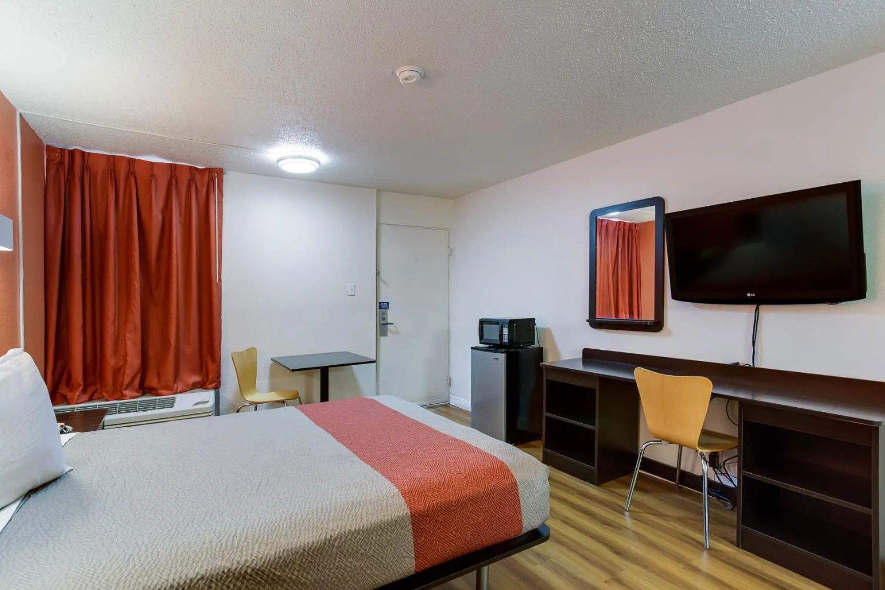 Bedroom, Bed in Studio 6 Gainesville, Fl