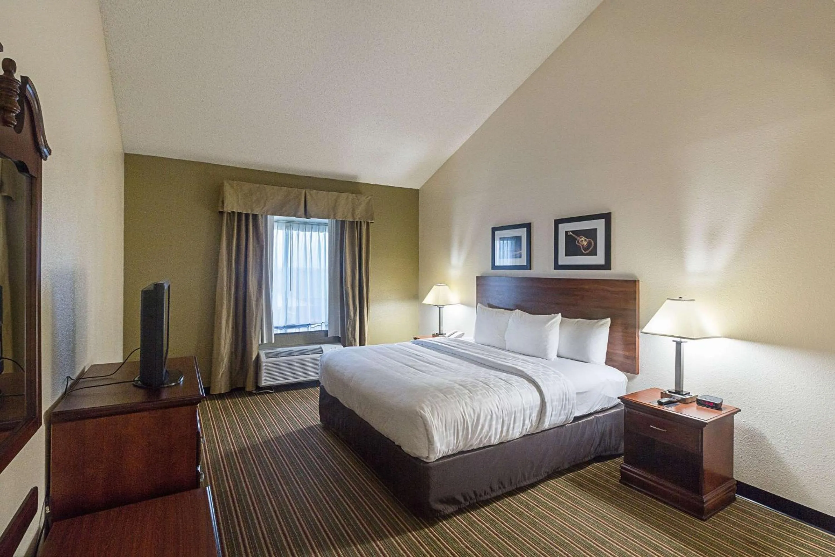 Photo of the whole room, Bed in Quality Inn & Suites West Chase