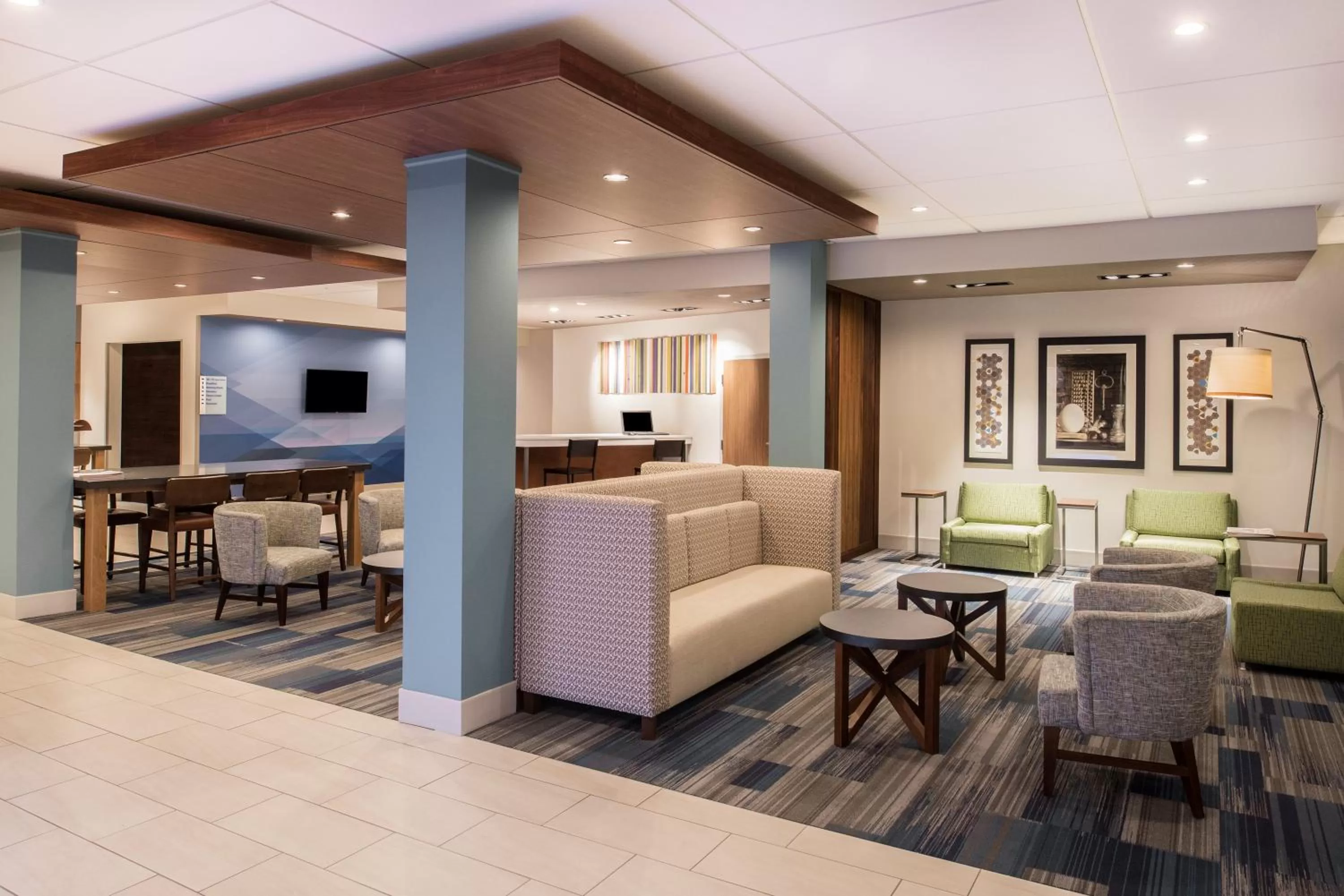 Lobby or reception in Holiday Inn Express & Suites Kingdom City by IHG