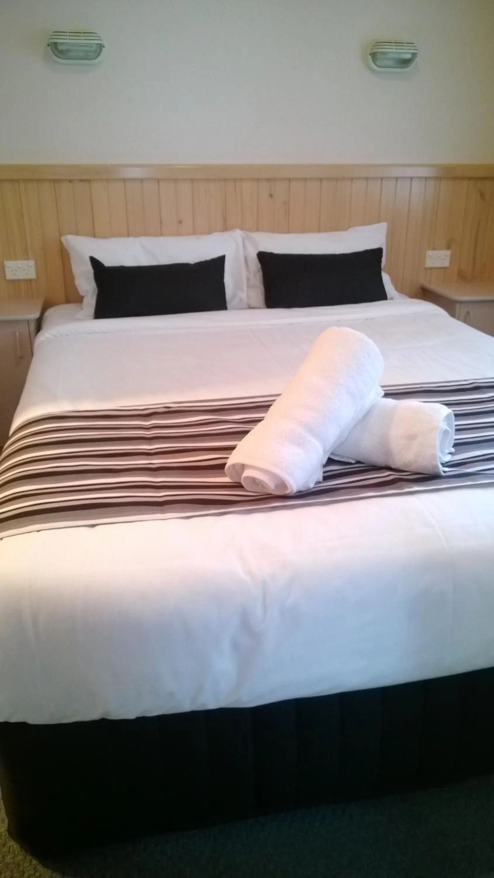 Bedroom, Bed in Canberra Carotel Motel