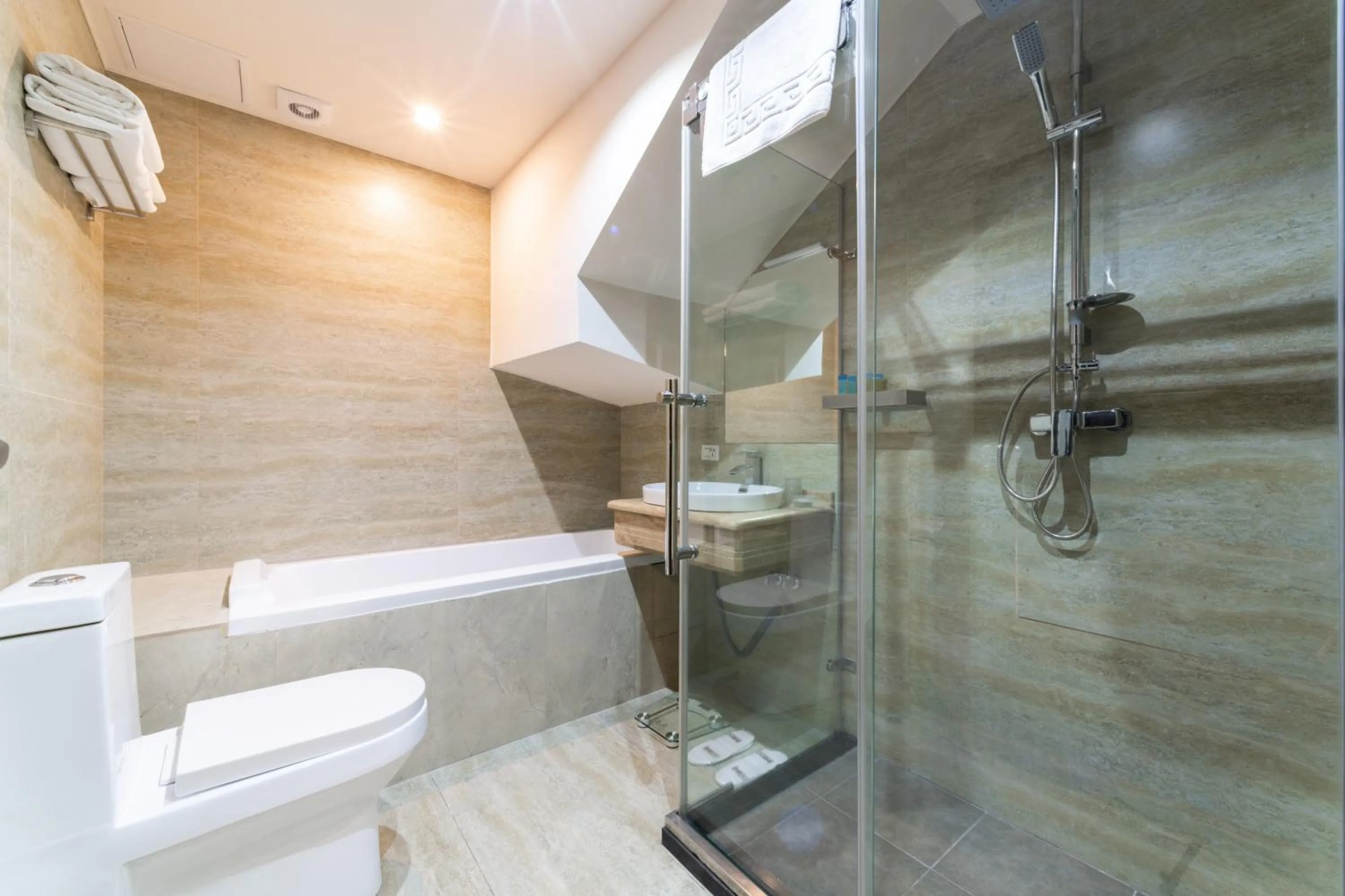 Shower in Bass Boutique Hotel