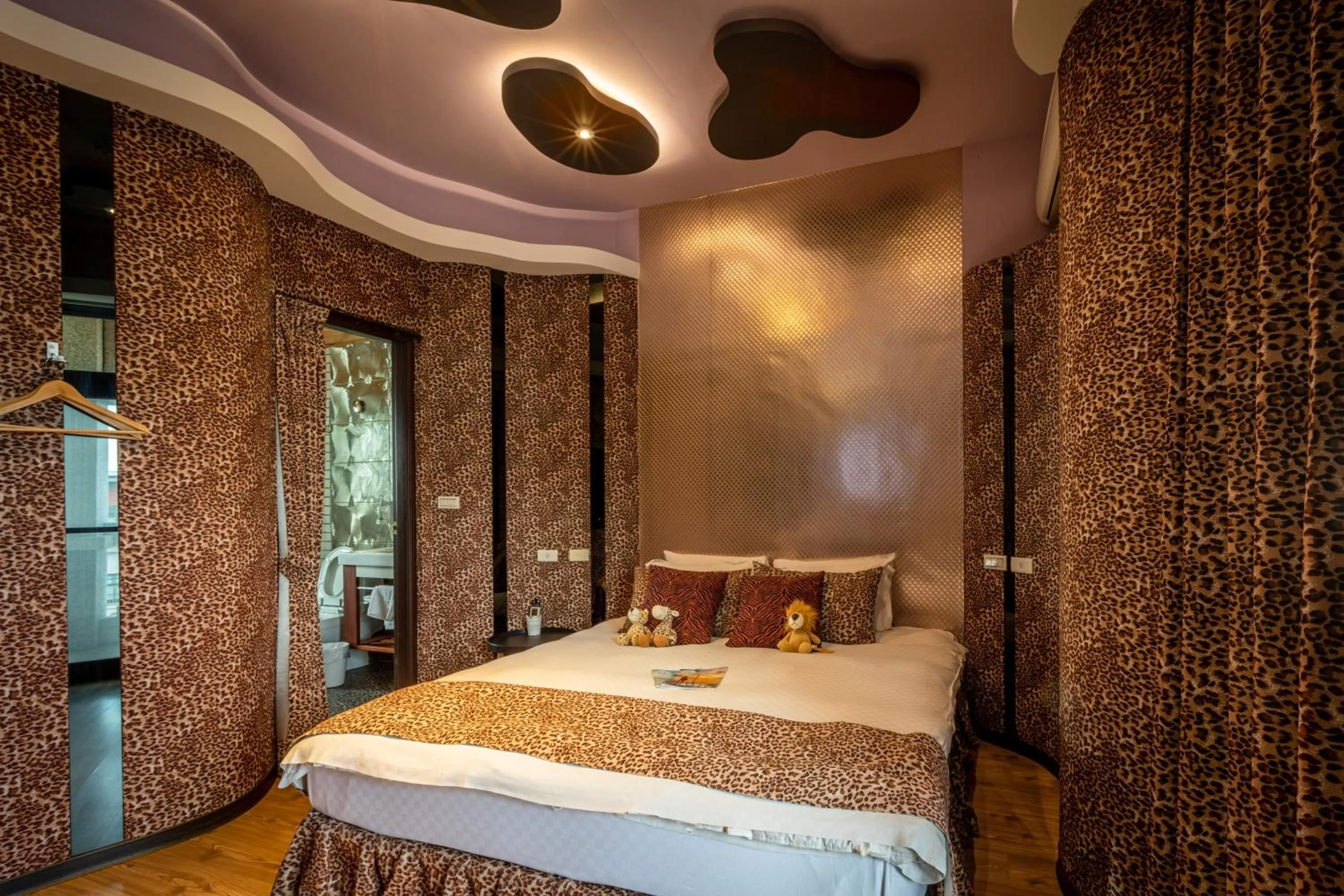 Photo of the whole room, Bed in Queen Love Homestay