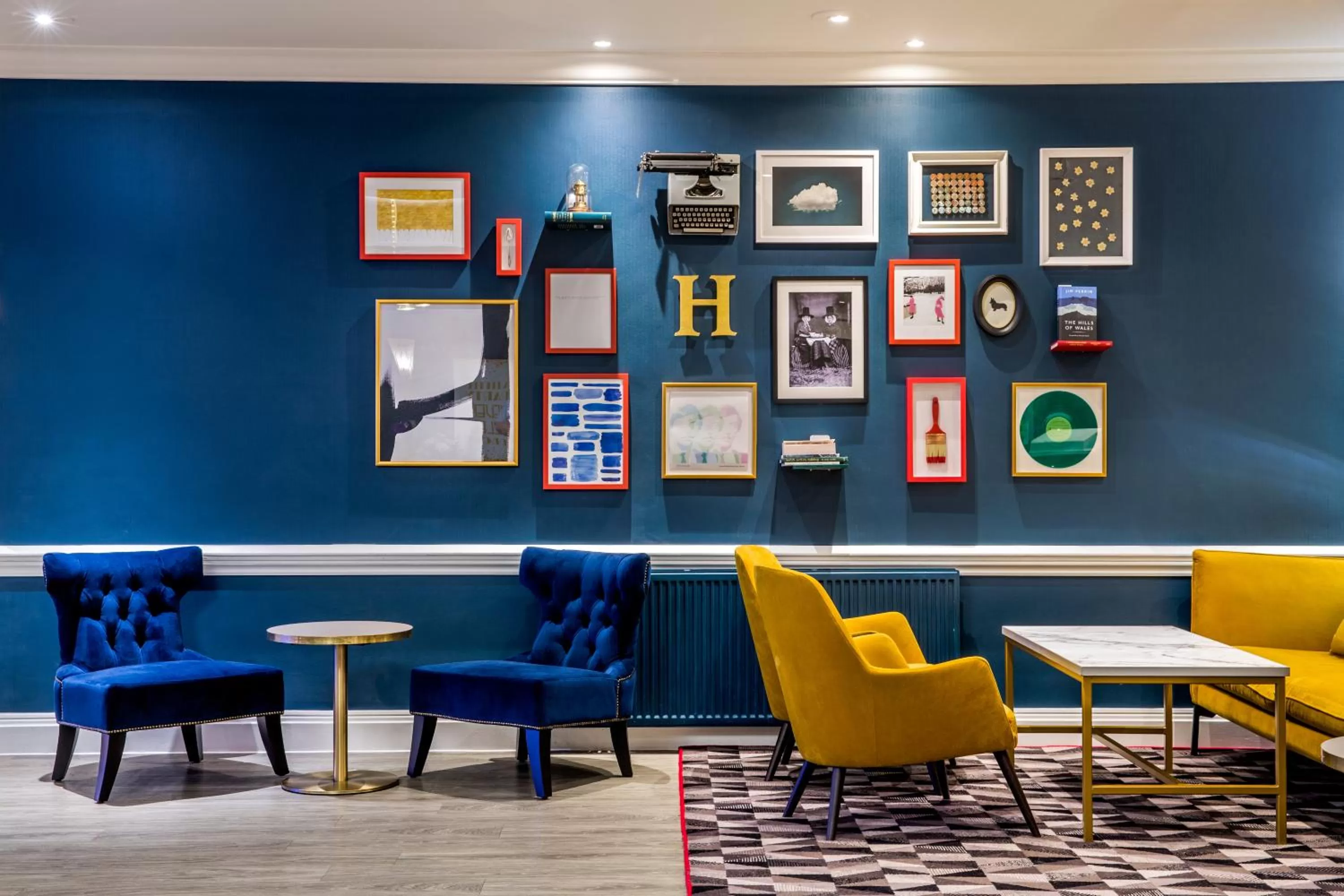 Lounge or bar in Mercure Swansea Hotel