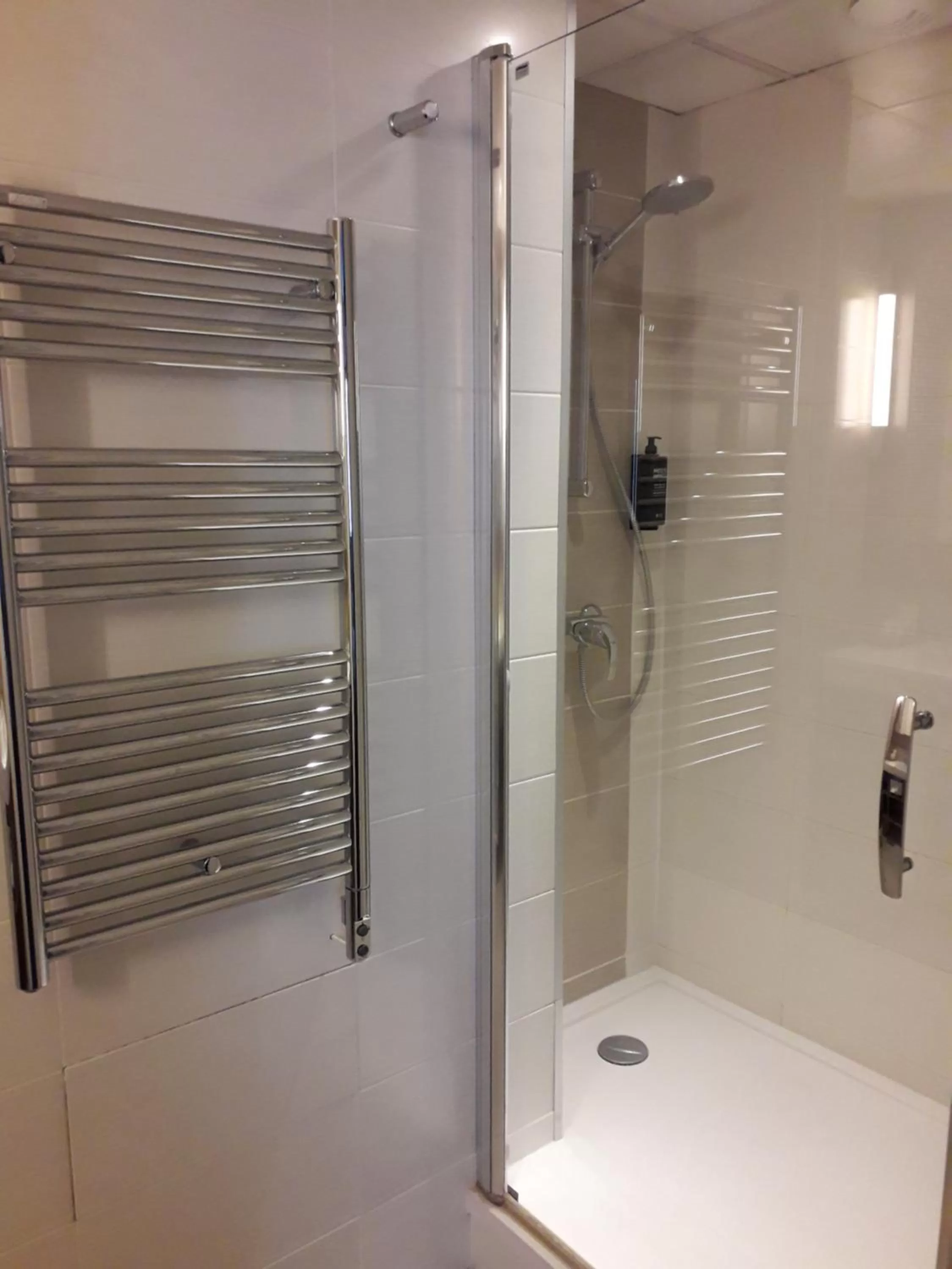 Bathroom in ibis Styles Melun