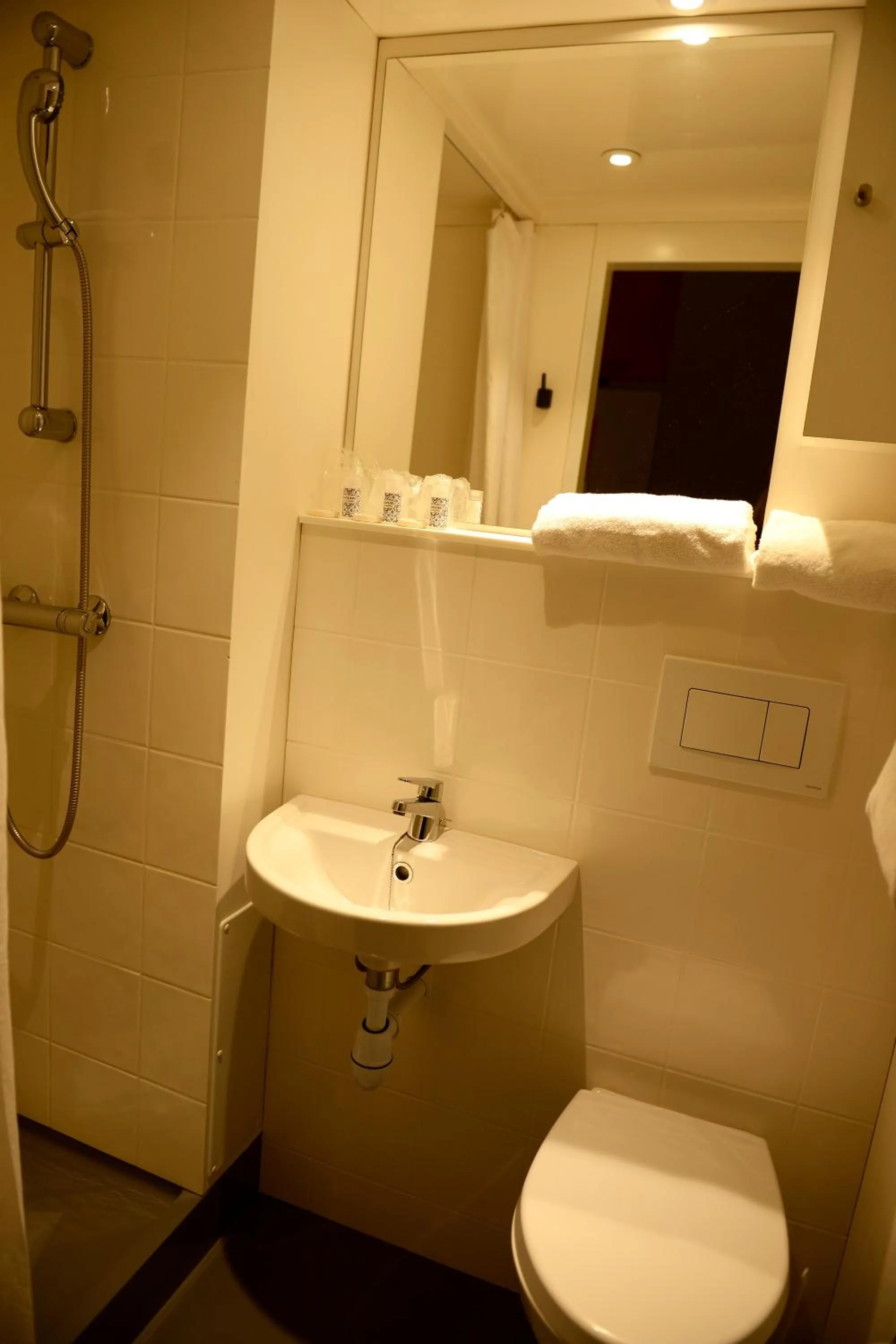 Shower in Hotel Victoria Lyon Perrache Confluence