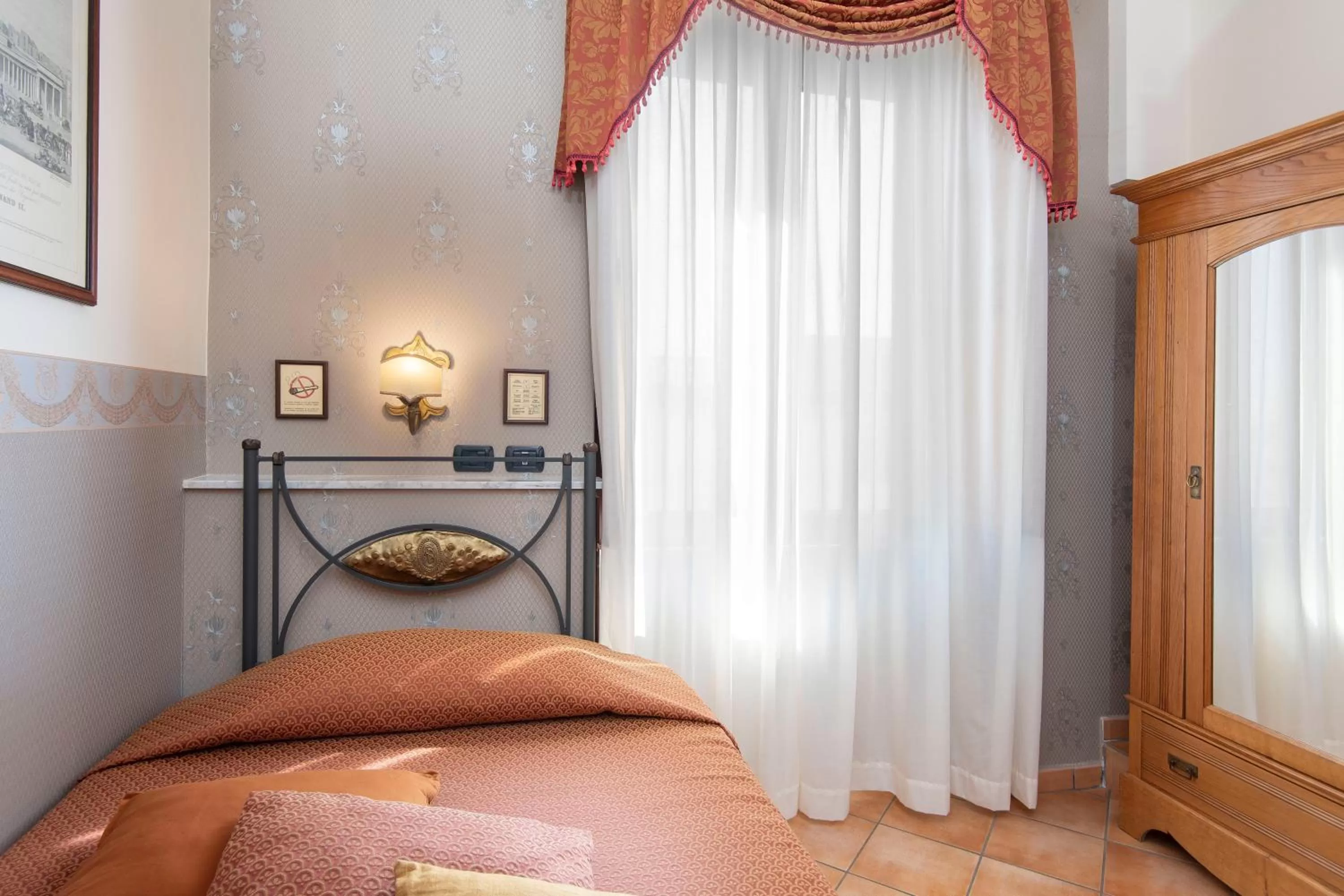 Photo of the whole room, Bed in Pinto-Storey Hotel