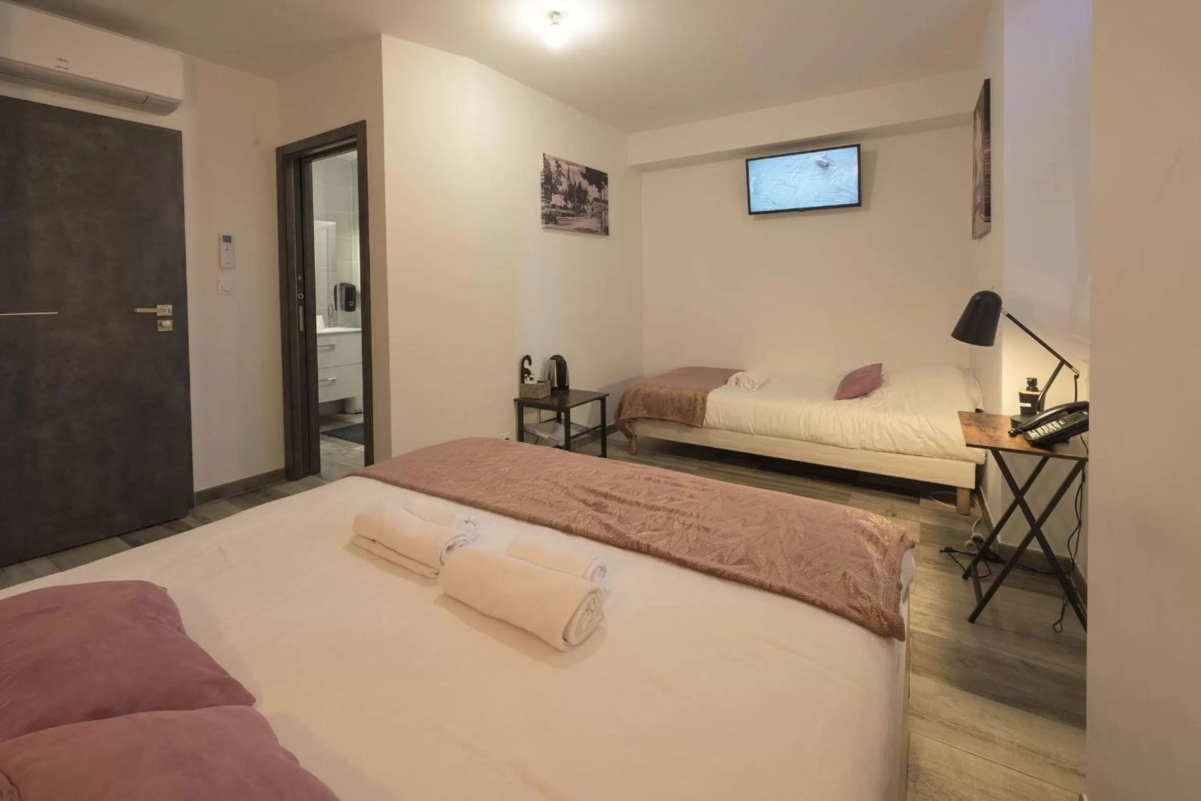 Bed in Hotel De La Croisée