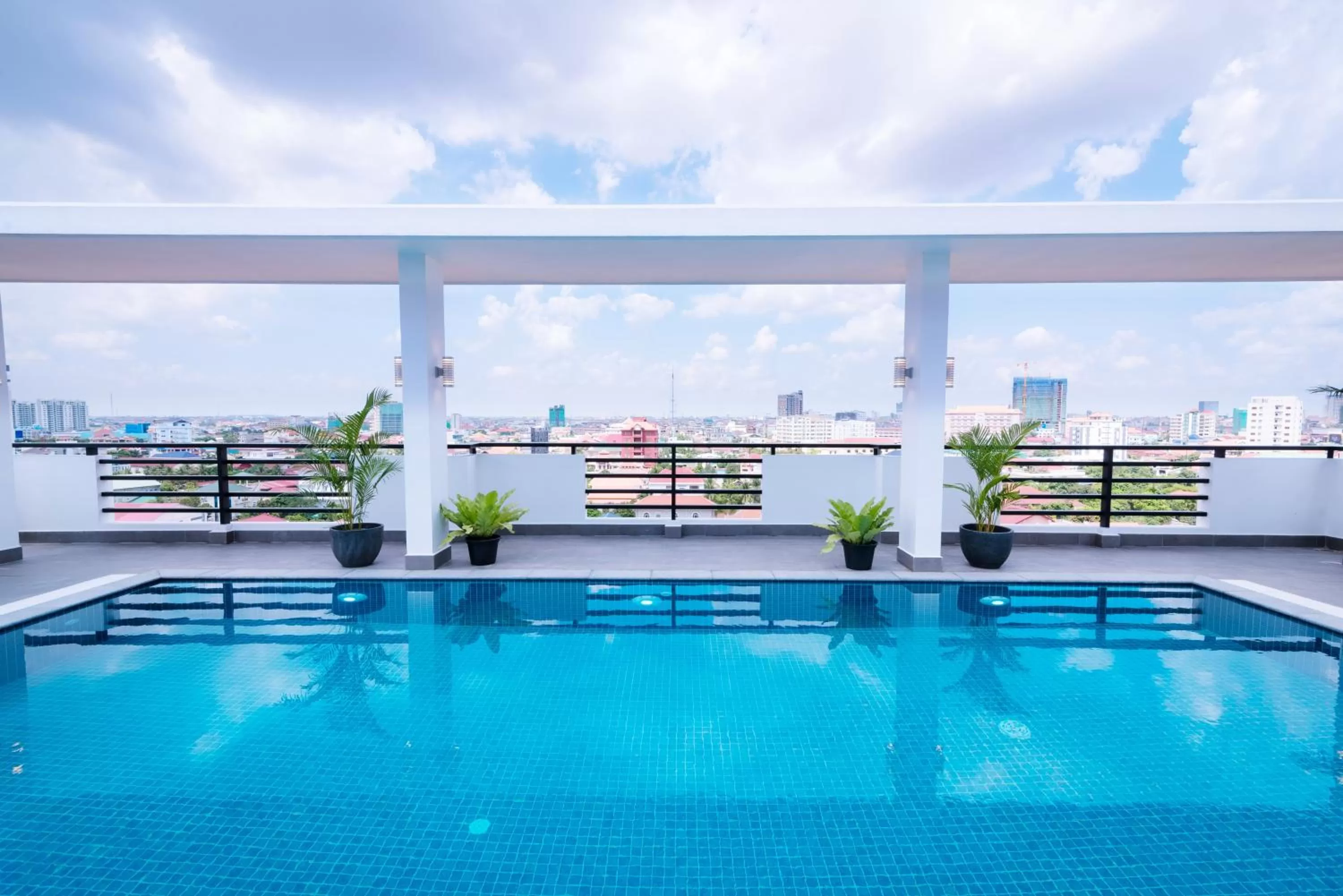 Swimming pool in Sun Apartment