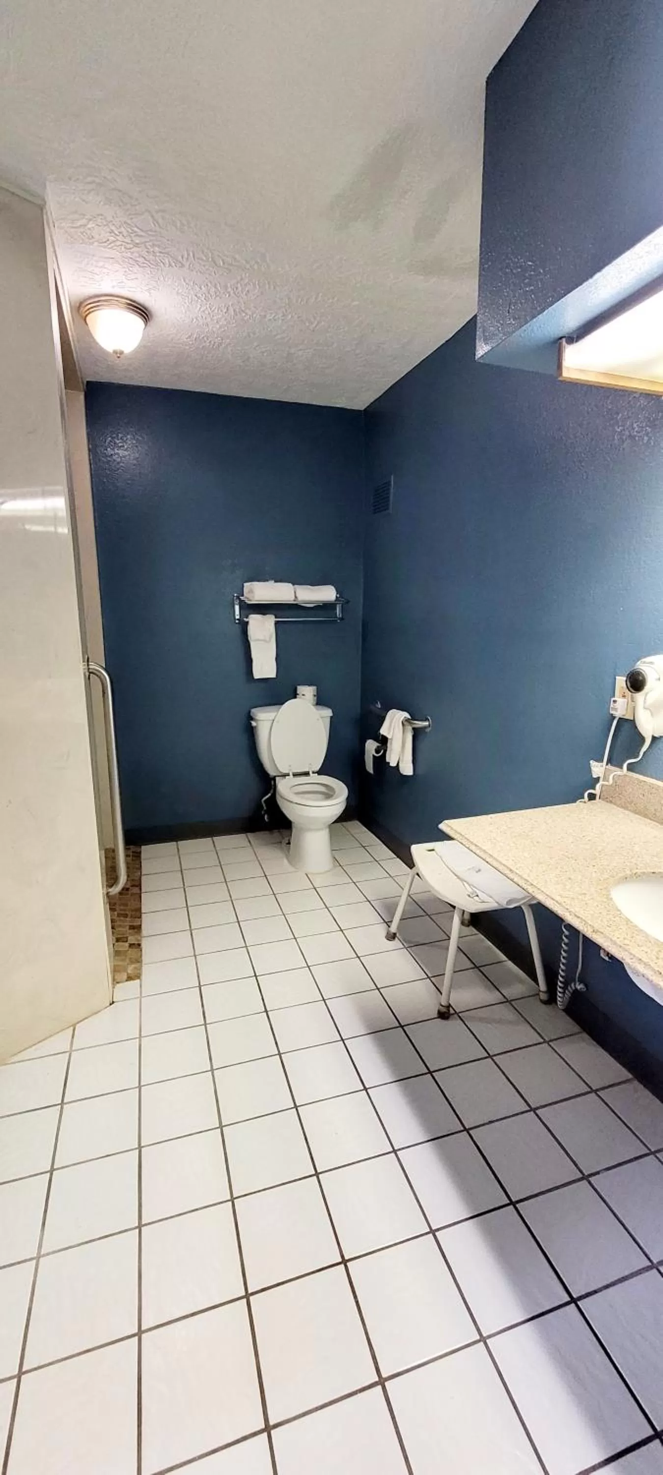 Bathroom in Best Price Motel & Suites