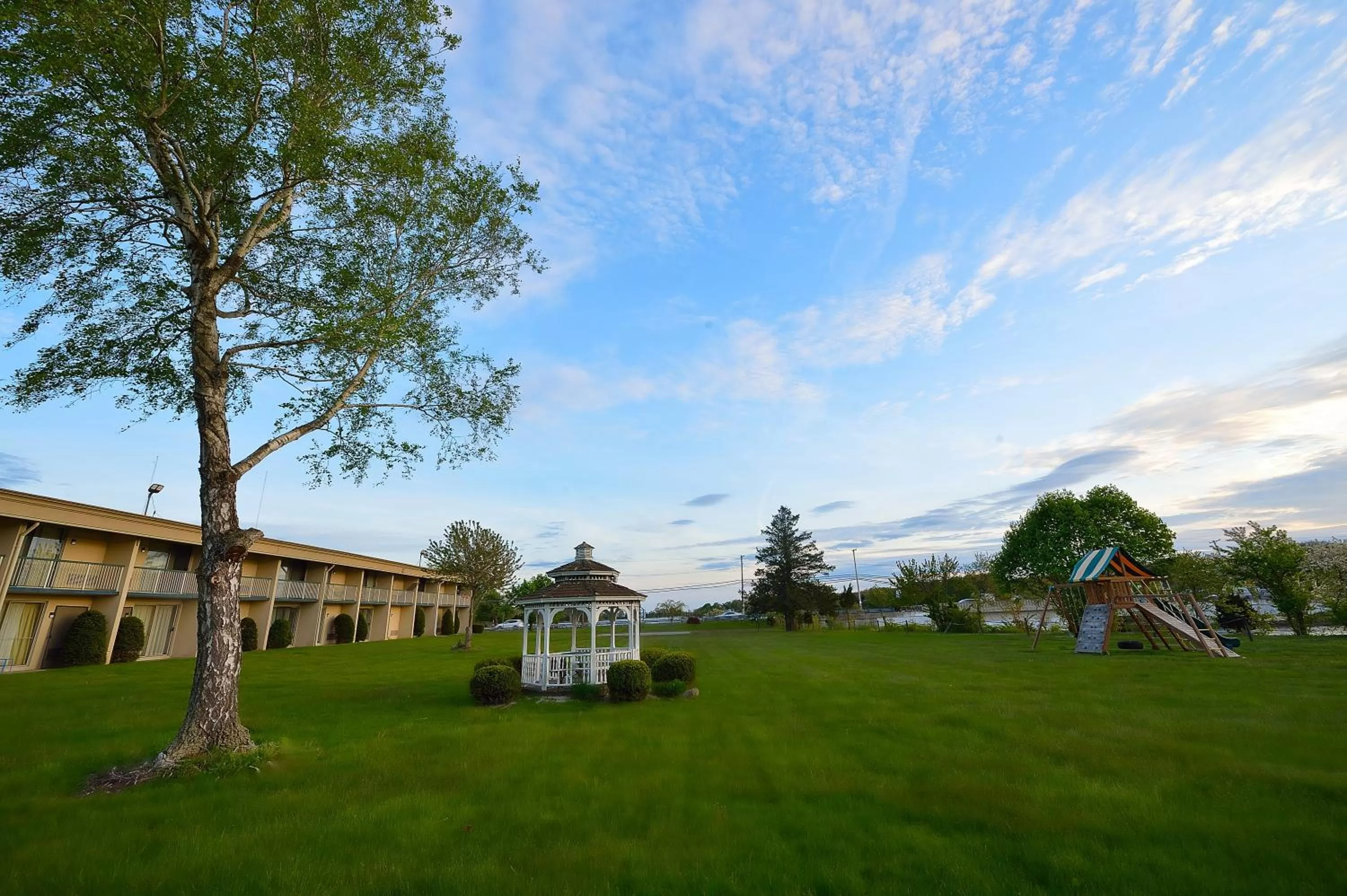 Garden view in Riverview Inn & Suites