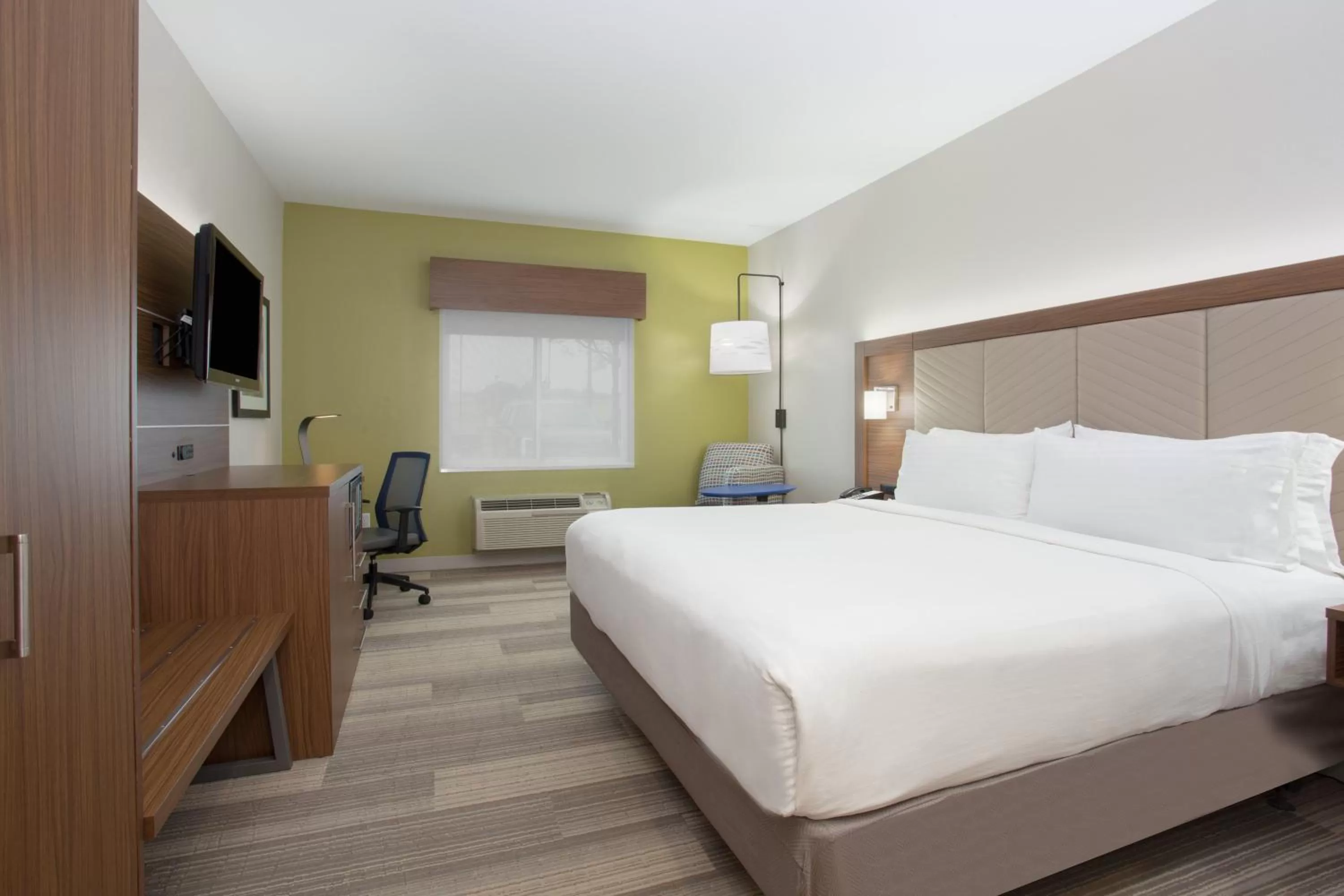 Photo of the whole room, Bed in Holiday Inn Express & Suites Amarillo by IHG