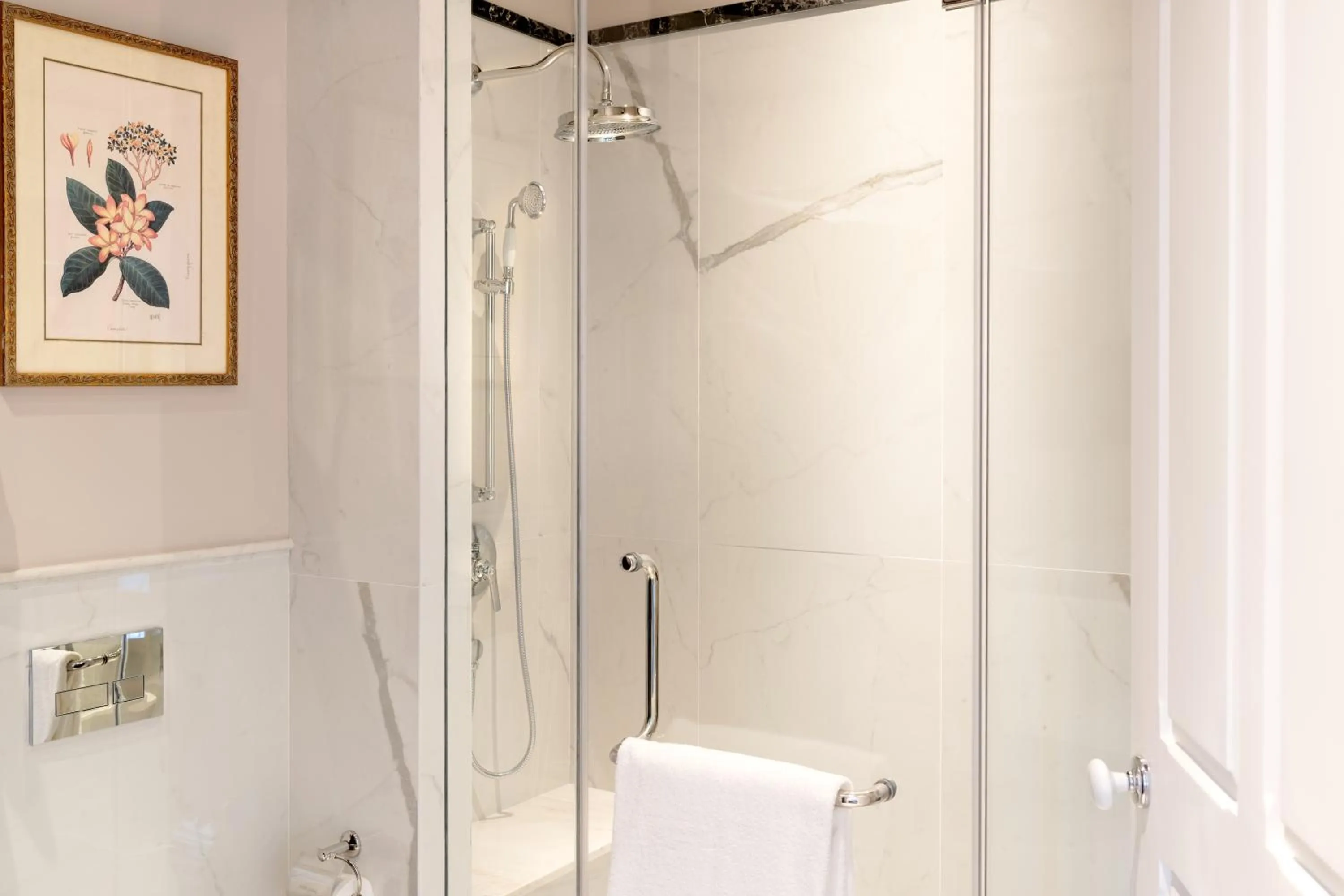 Toilet in Raffles Grand Hotel d'Angkor