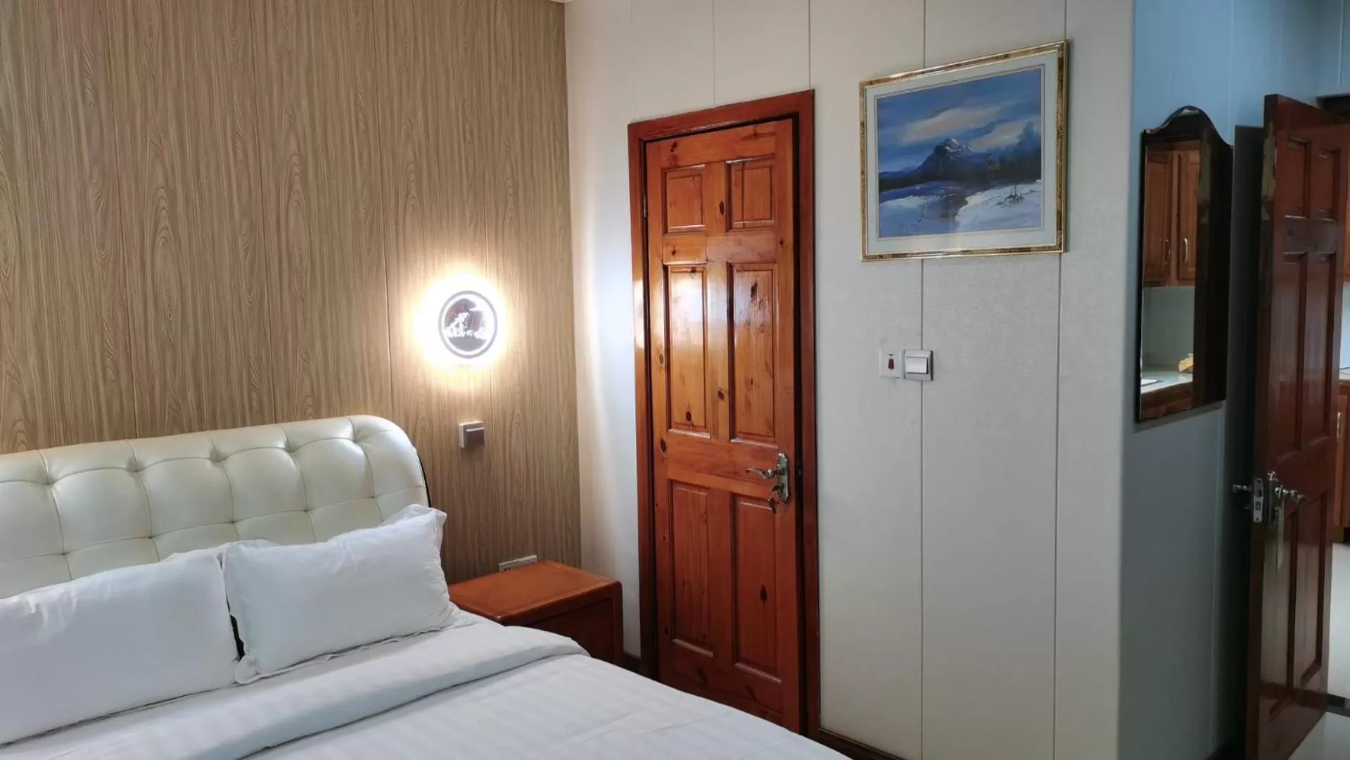 Bedroom, Bed in Riverside Hotel