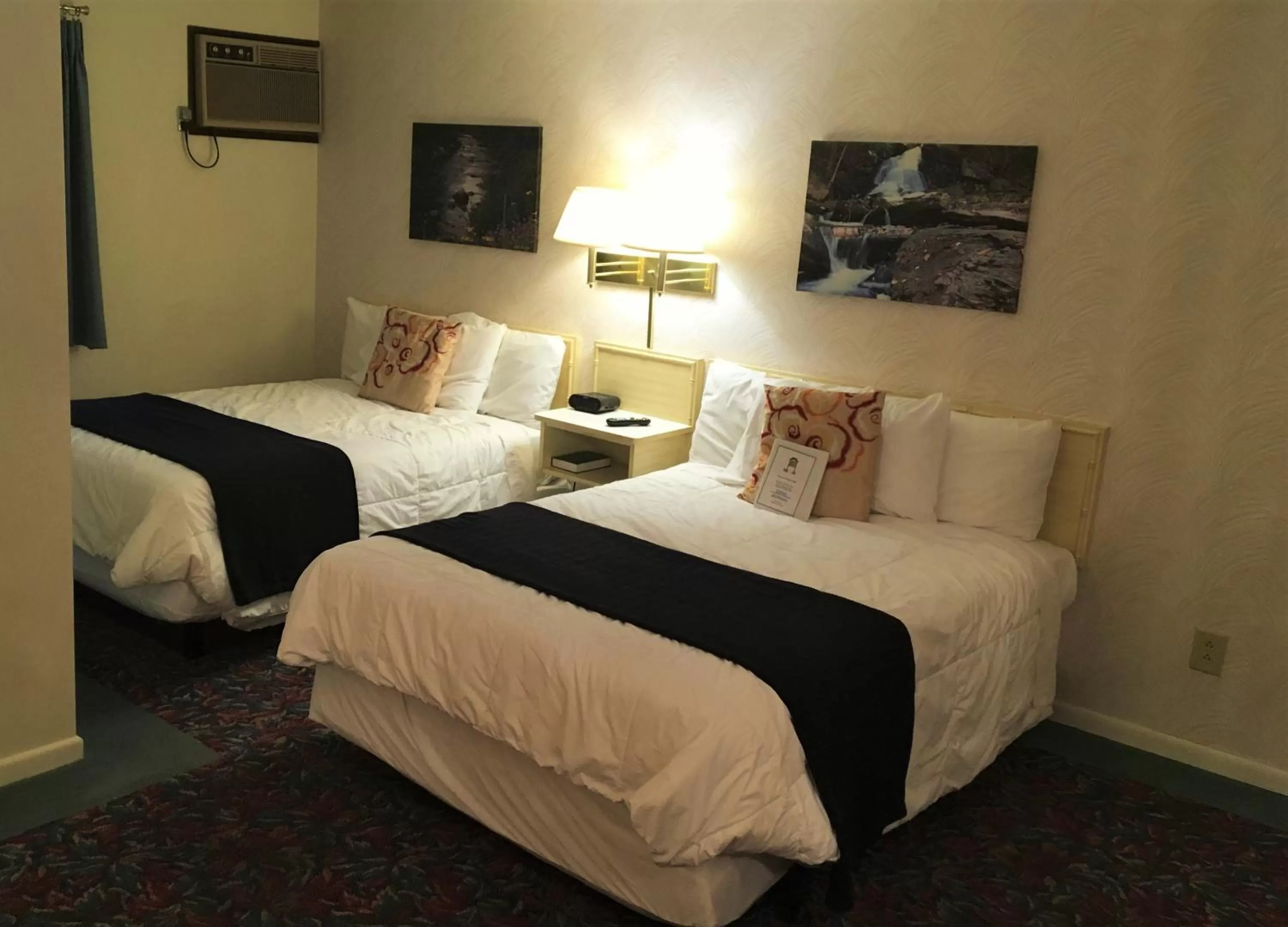 Bed in Cedar Motor Inn