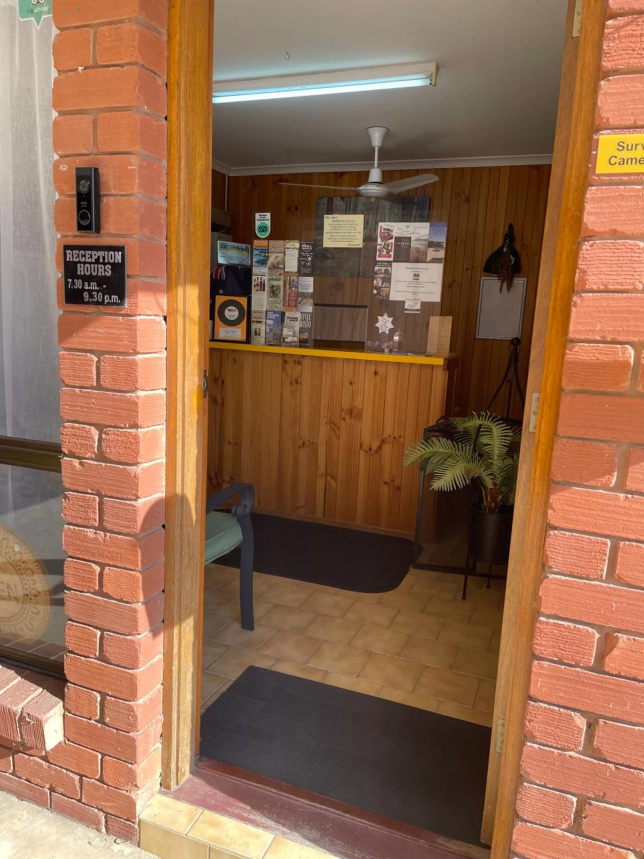 Country Roads Motor Inn