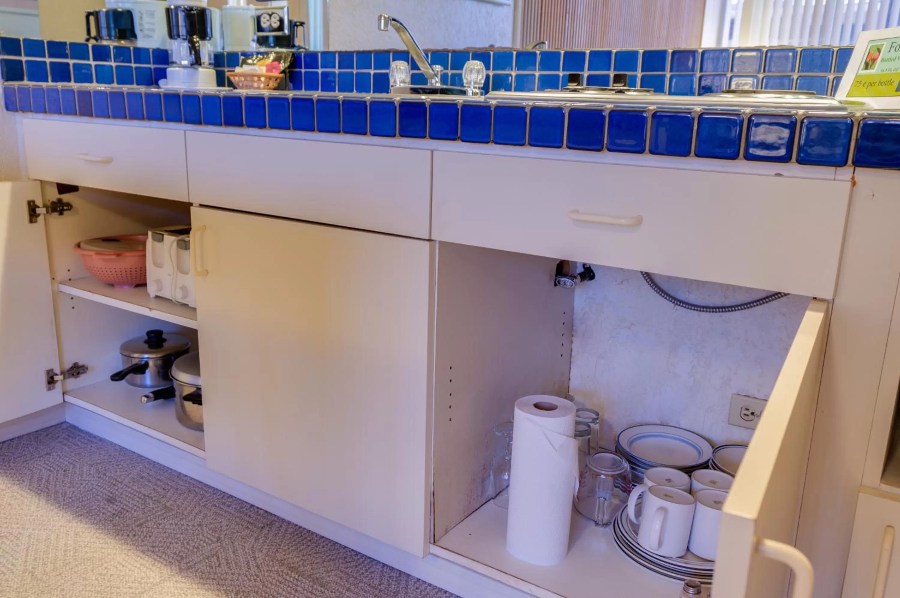 Kitchen or kitchenette in Kuhio Banyan Hotel (with Kitchenettes)