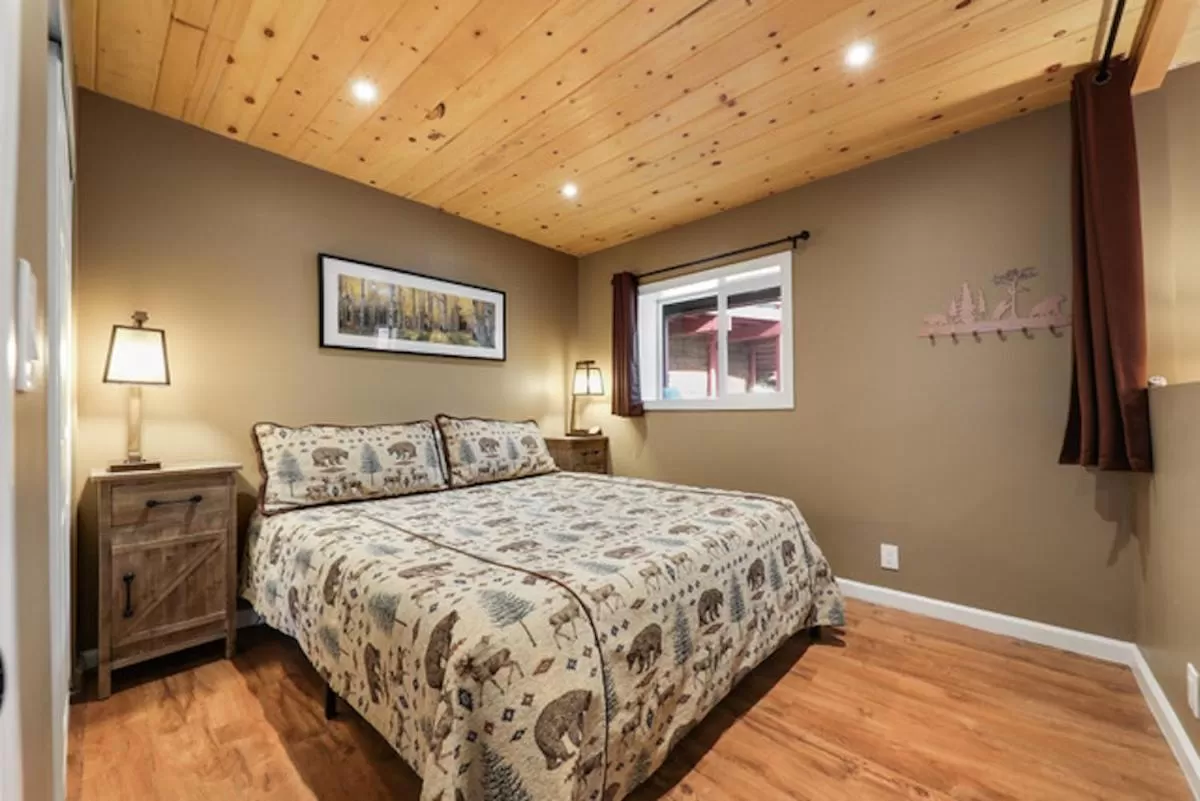 Bed in Silver Pines Lodge