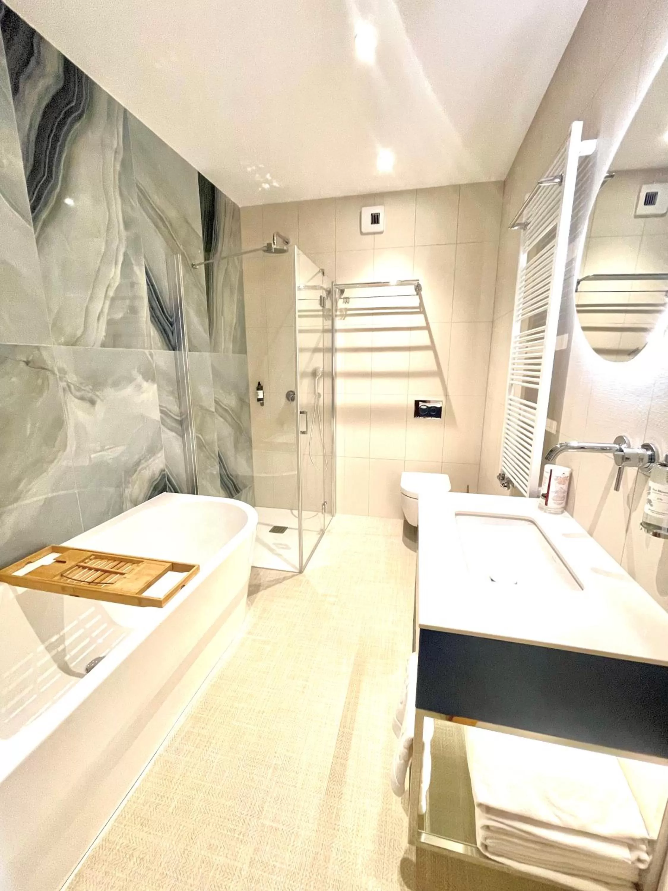 Shower, Bathroom in Hotel Zhong Hua