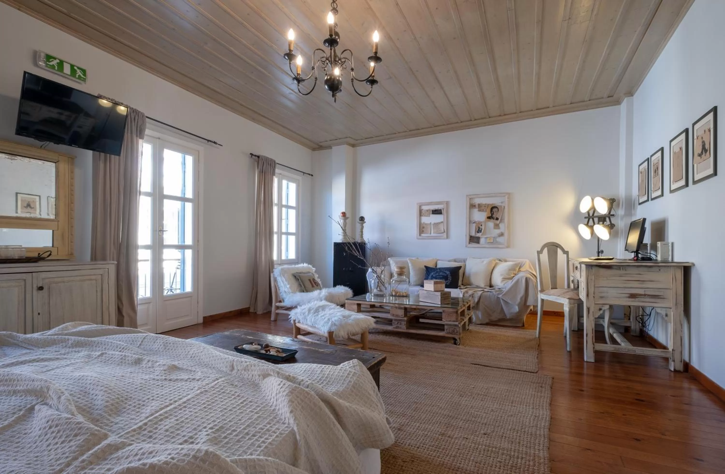 Photo of the whole room, Bed in Amymone and Adiandi