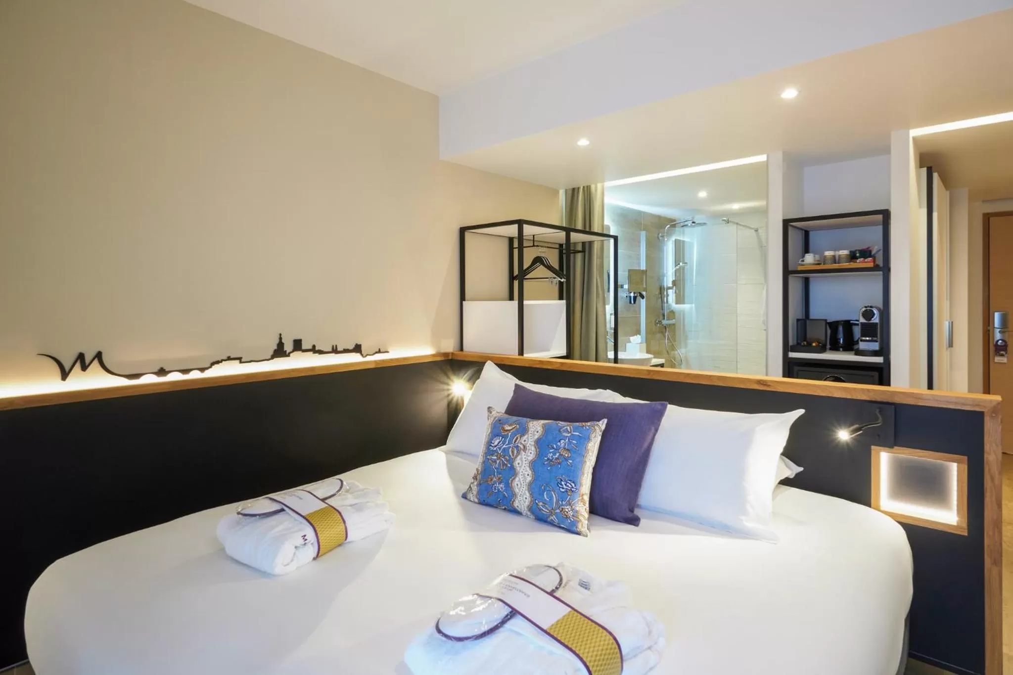 Shower, Bed in Mercure Avignon TGV Hotel & Spa