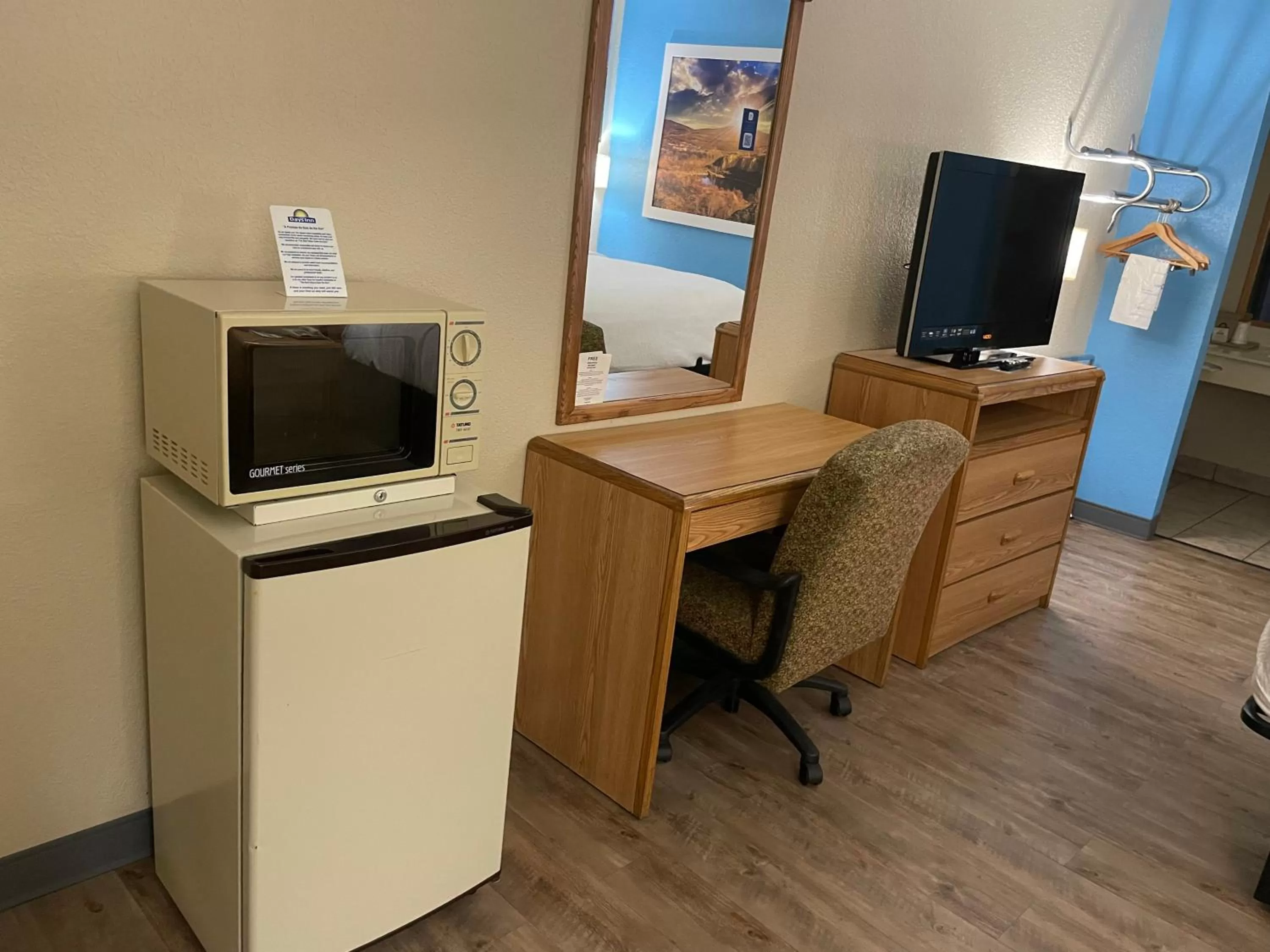 TV and multimedia in Days Inn by Wyndham Lexington