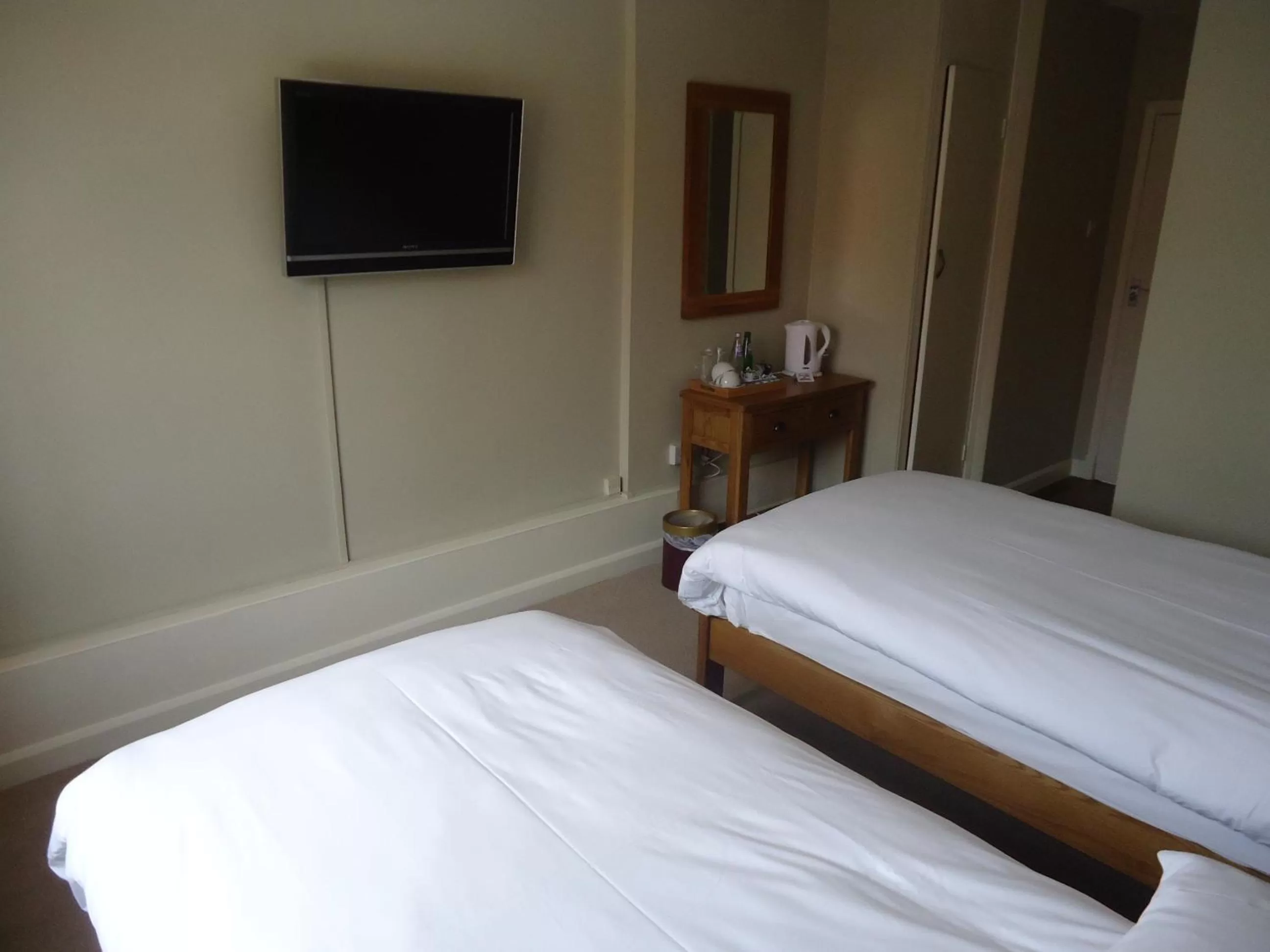 Photo of the whole room, Bed in Royal Oak Hotel