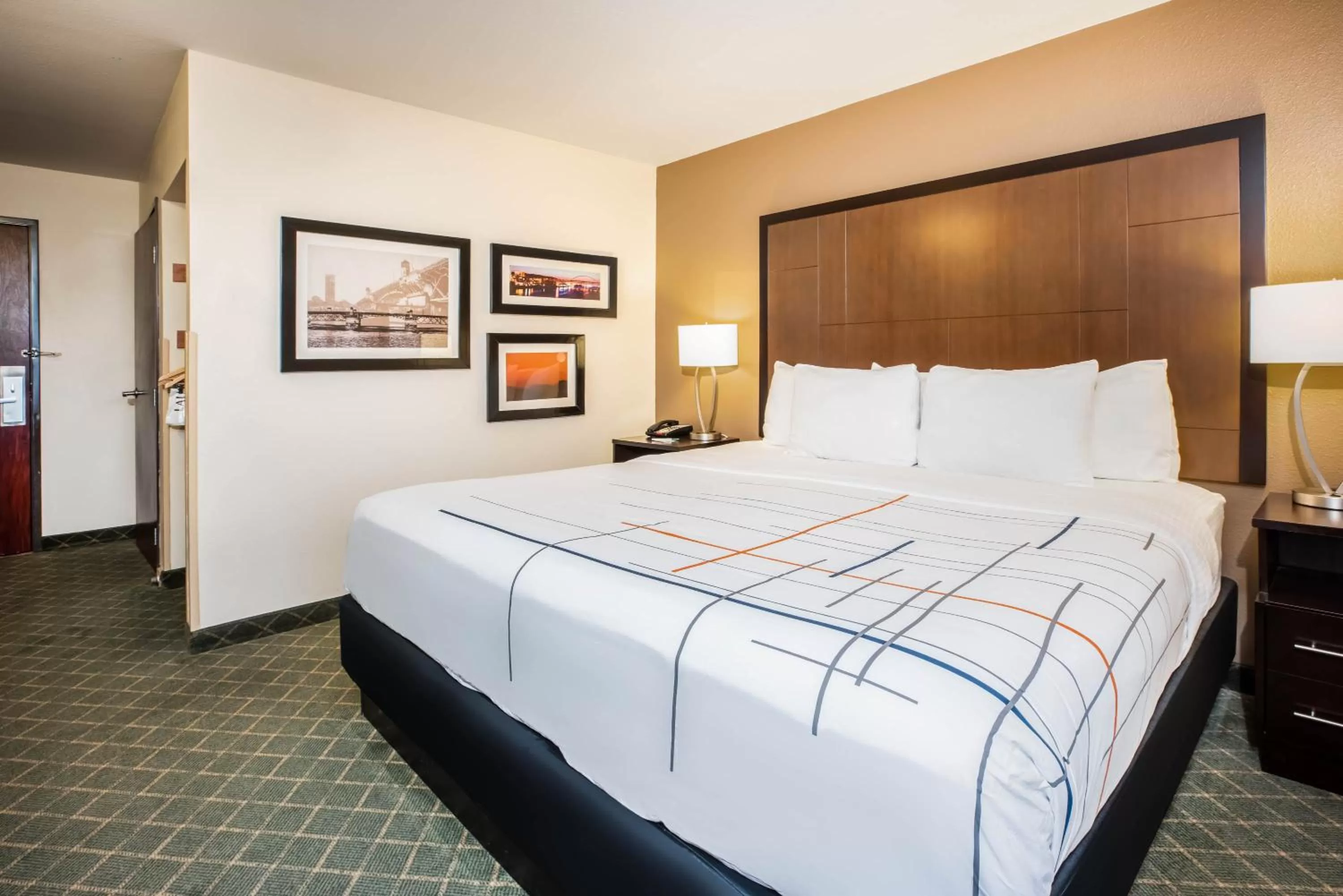 Photo of the whole room, Bed in La Quinta by Wyndham Portland Airport