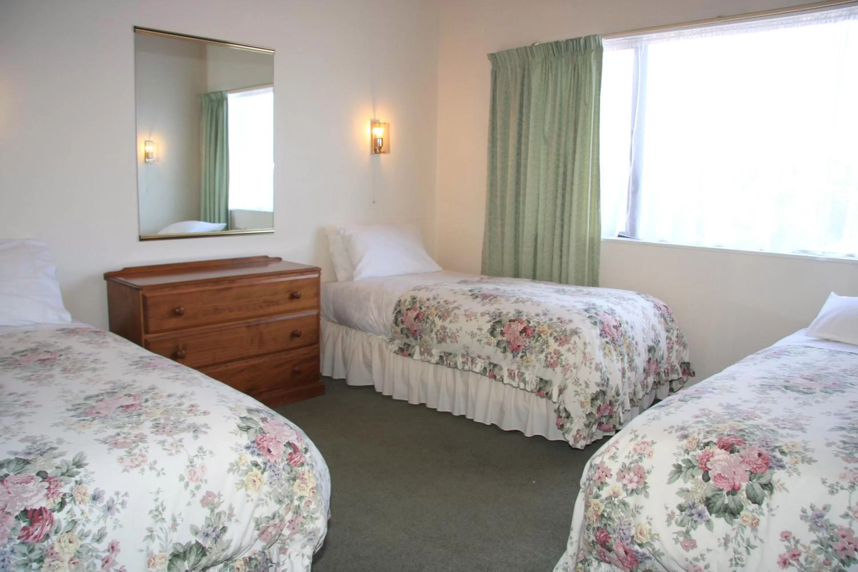 Bed in Coachman's Lodge Motel