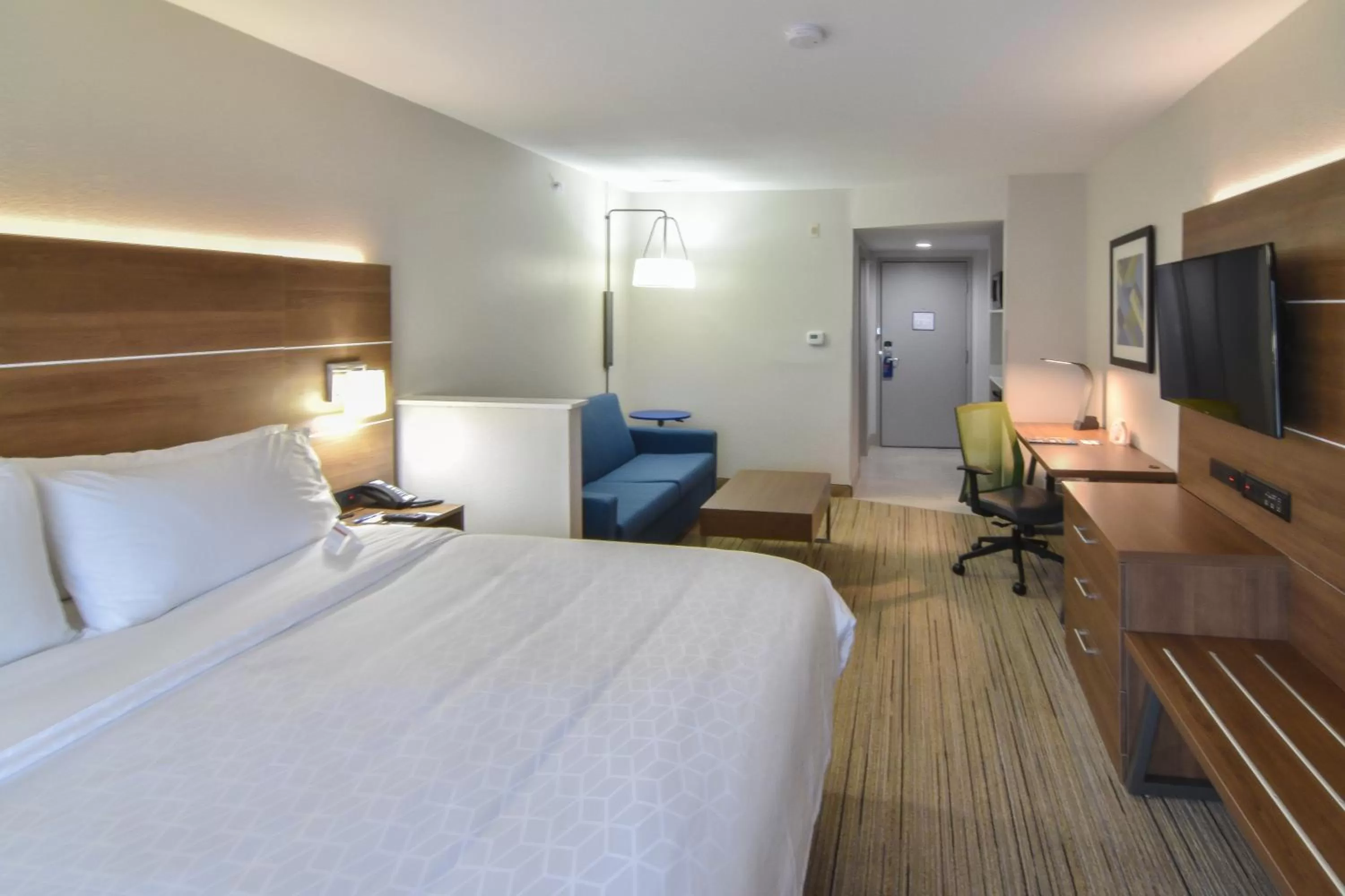 Photo of the whole room, Bed in Holiday Inn Express & Suites - Indianapolis Northwest by IHG