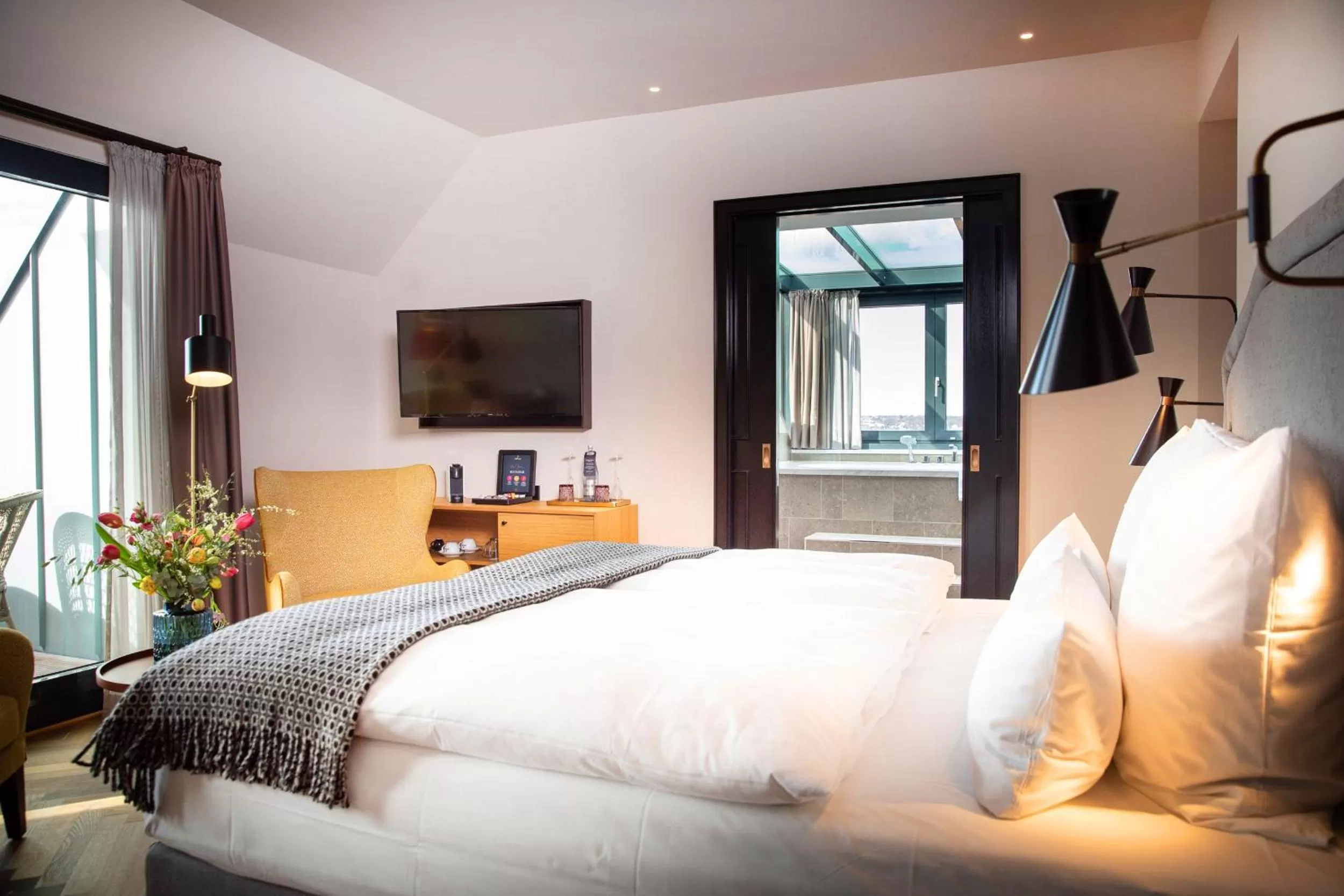 Photo of the whole room, Bed in Das James