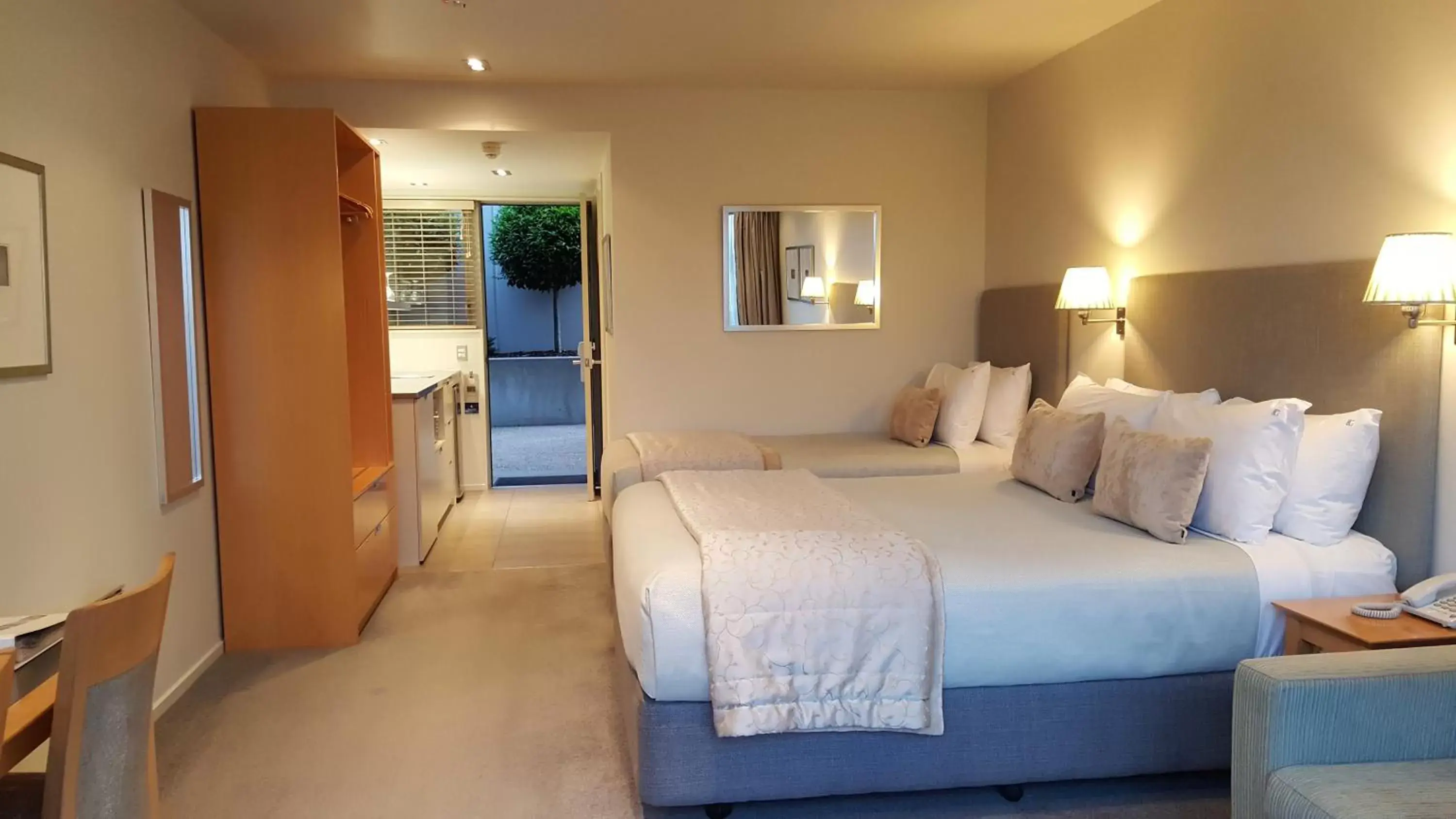 Superior Twin Studio in Bluestone On George Superior Twin Studio in Bluestone On George